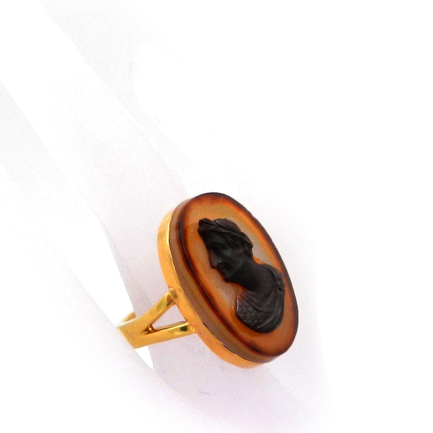 Antique Victorian 18K Gold Tiberius Paste Cameo Ring Sheffield 1893 In Good Condition For Sale In Goettingen, DE