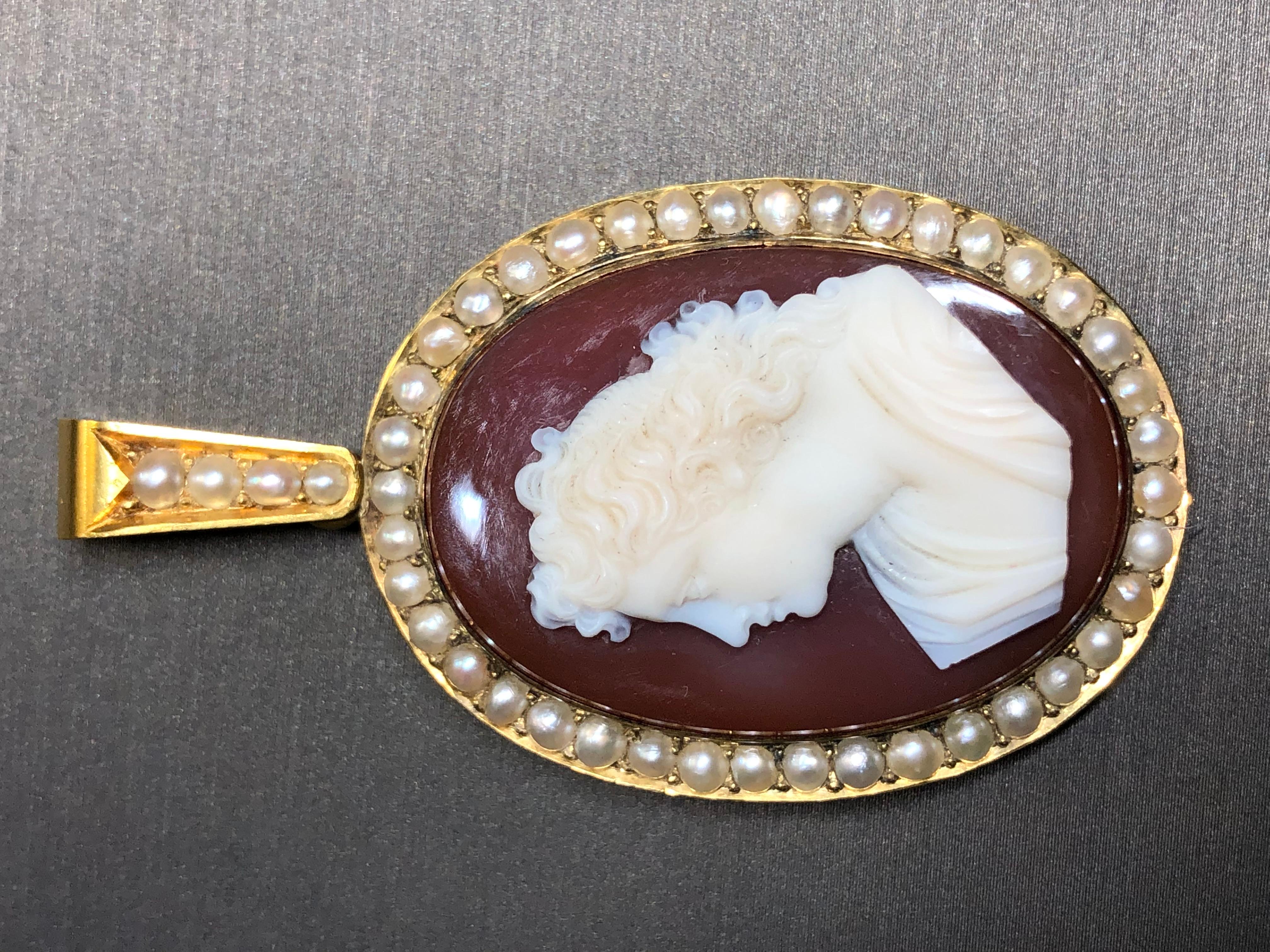 Un bellissimo pezzo di storia della gioielleria. Questo cammeo vittoriano originale è stato mantenuto in condizioni quasi incontaminate, senza alcuna scheggiatura o rottura della pietra. Il cammeo è custodito in un bellissimo oro giallo 18 carati ed