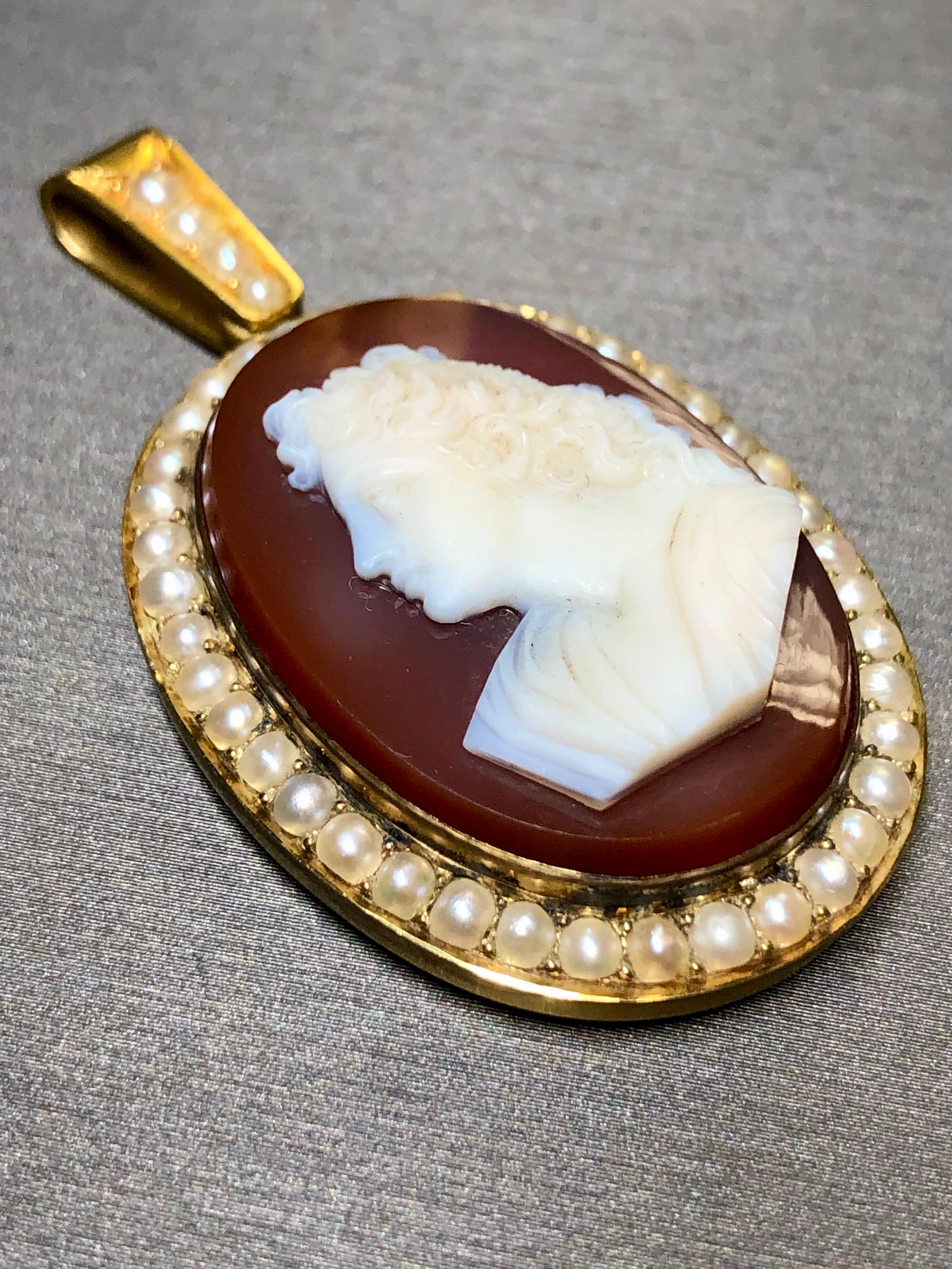 Antico ciondolo vittoriano a forma di medaglione in agata con perle dure da 18 carati In condizioni buone in vendita a Winter Springs, FL