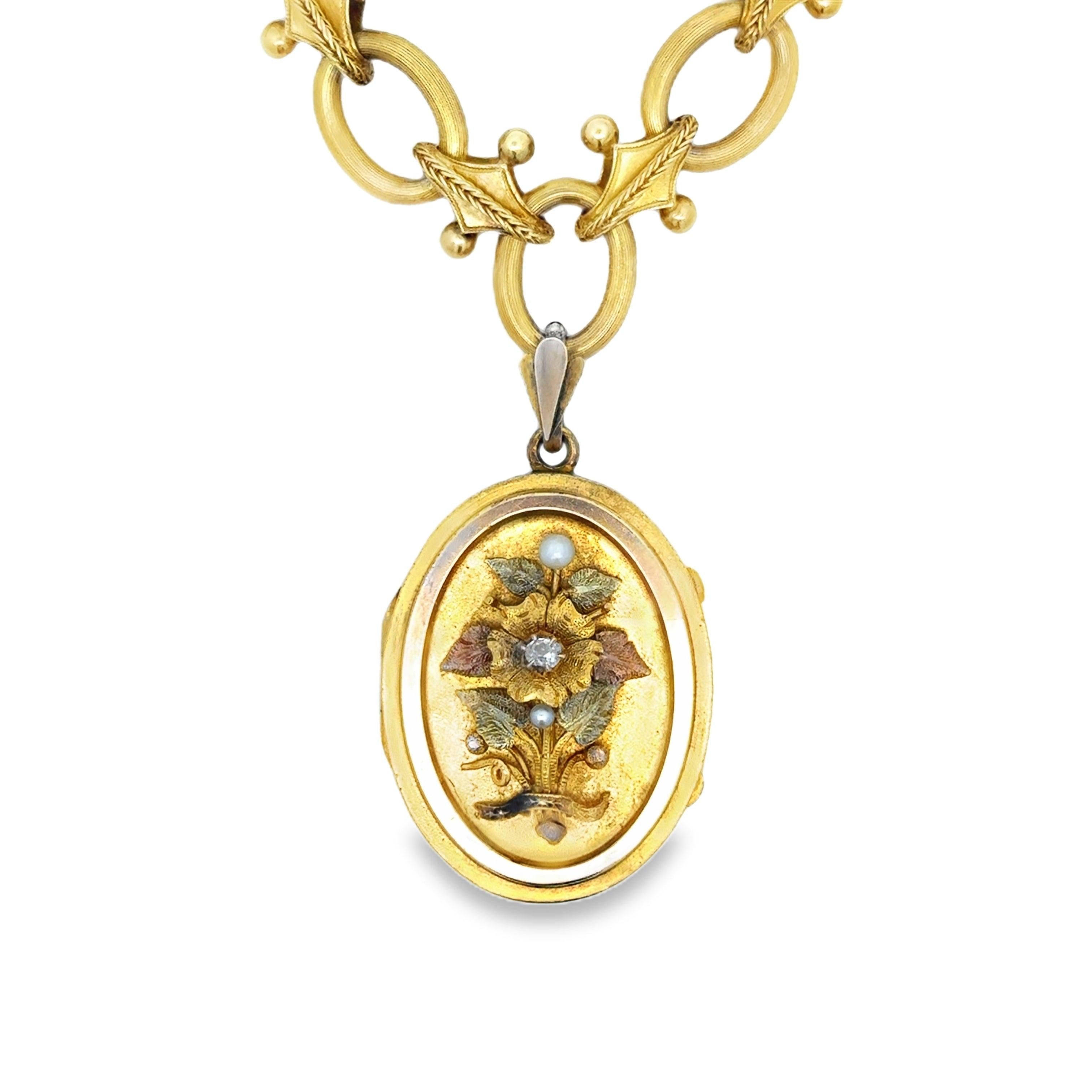 Questo medaglione vittoriano antico presenta una rara composizione in oro tridimensionale 18 carati, selezionata a mano e impreziosita da diamanti e perle per una raffinata ricercatezza. La catena a maglie fantasia che la accompagna, altrettanto