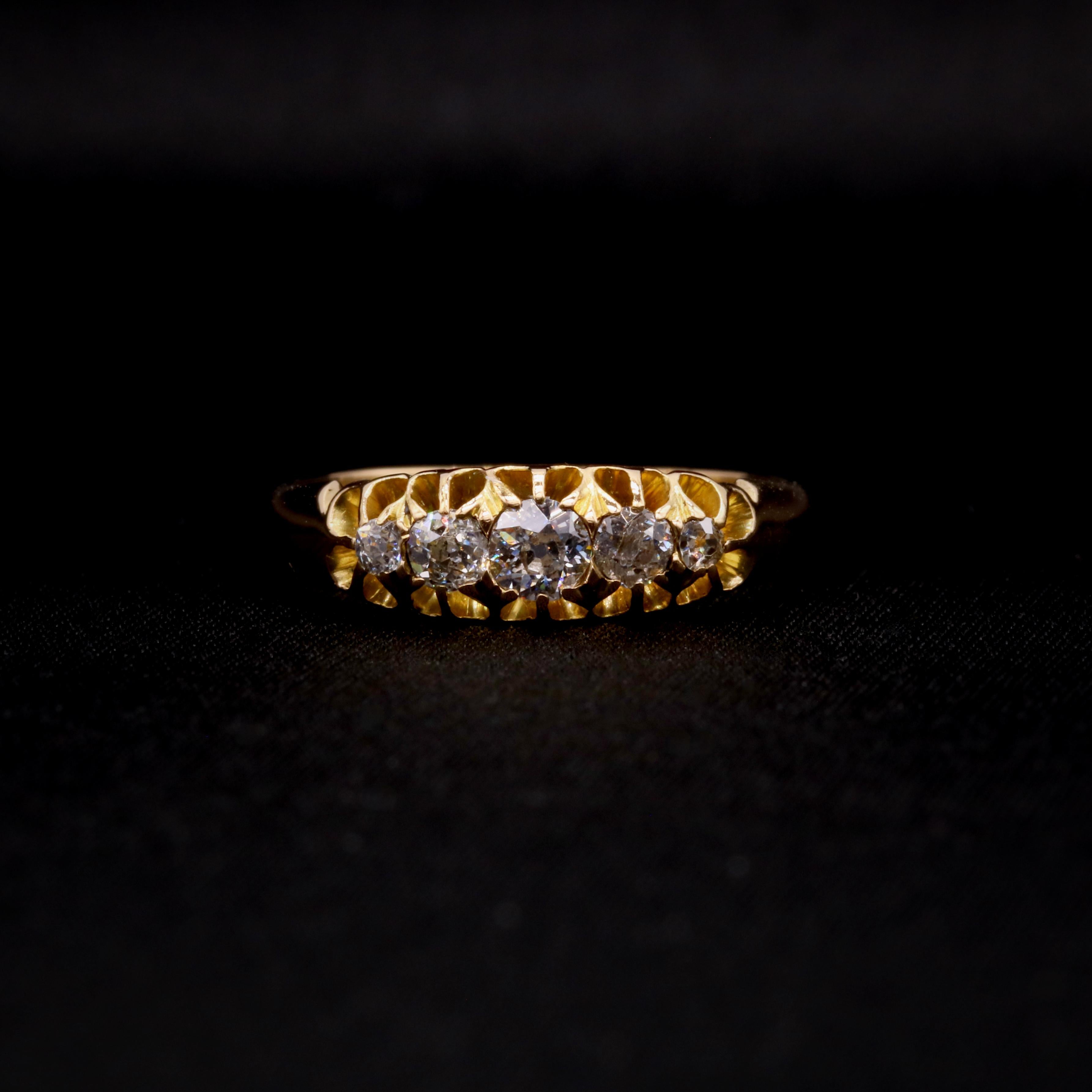 Bague ancienne en or jaune et diamants, comprenant cinq diamants de taille européenne ancienne, en or jaune 18 carats. 

Ce que je préfère dans cette bague victorienne en or jaune 18 carats, c'est l'éclat éblouissant des diamants. Quel est le vôtre