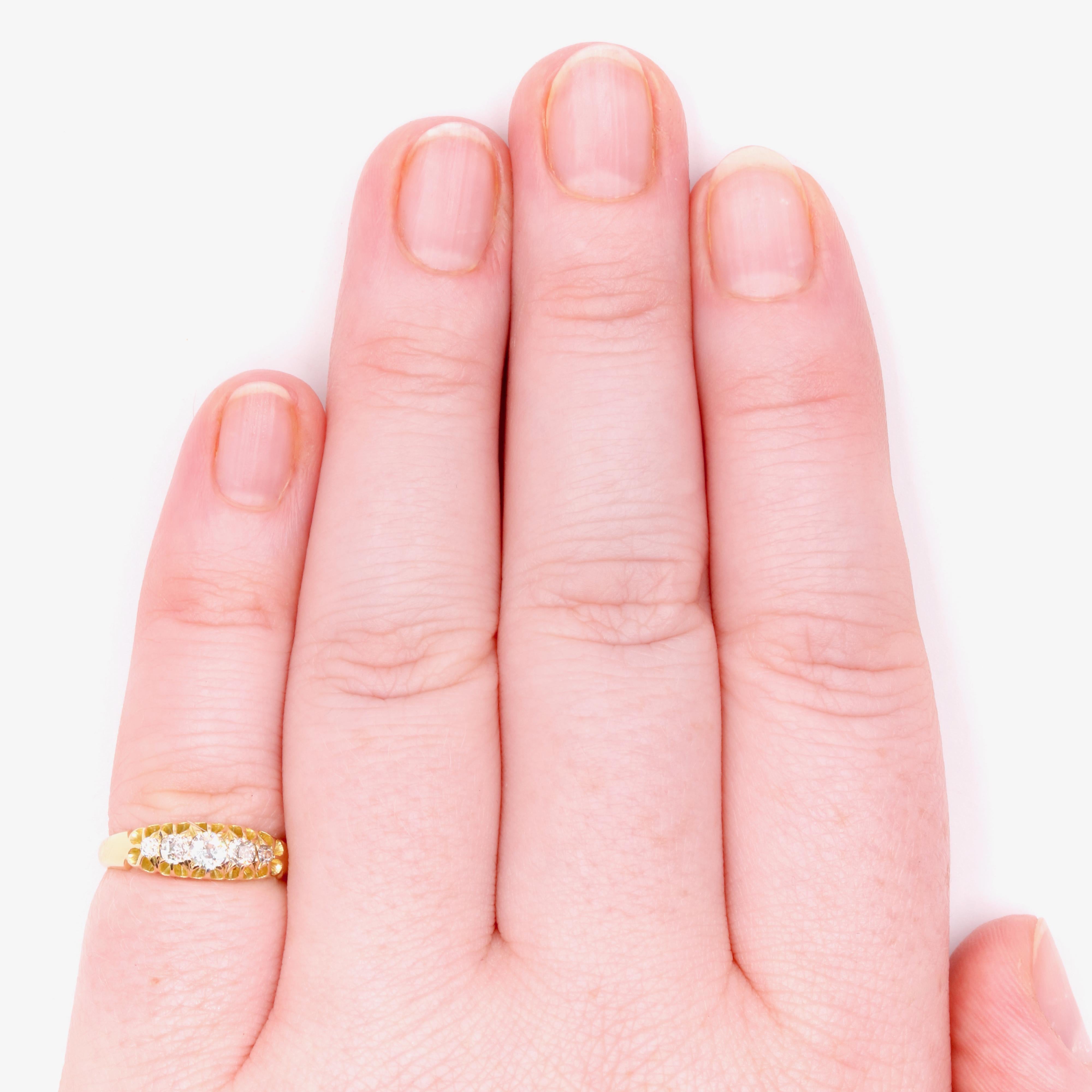 Antique bague victorienne en or jaune 18 carats 0.27ctw Old European Cut Diamond 5 Stone Ring en vente 3