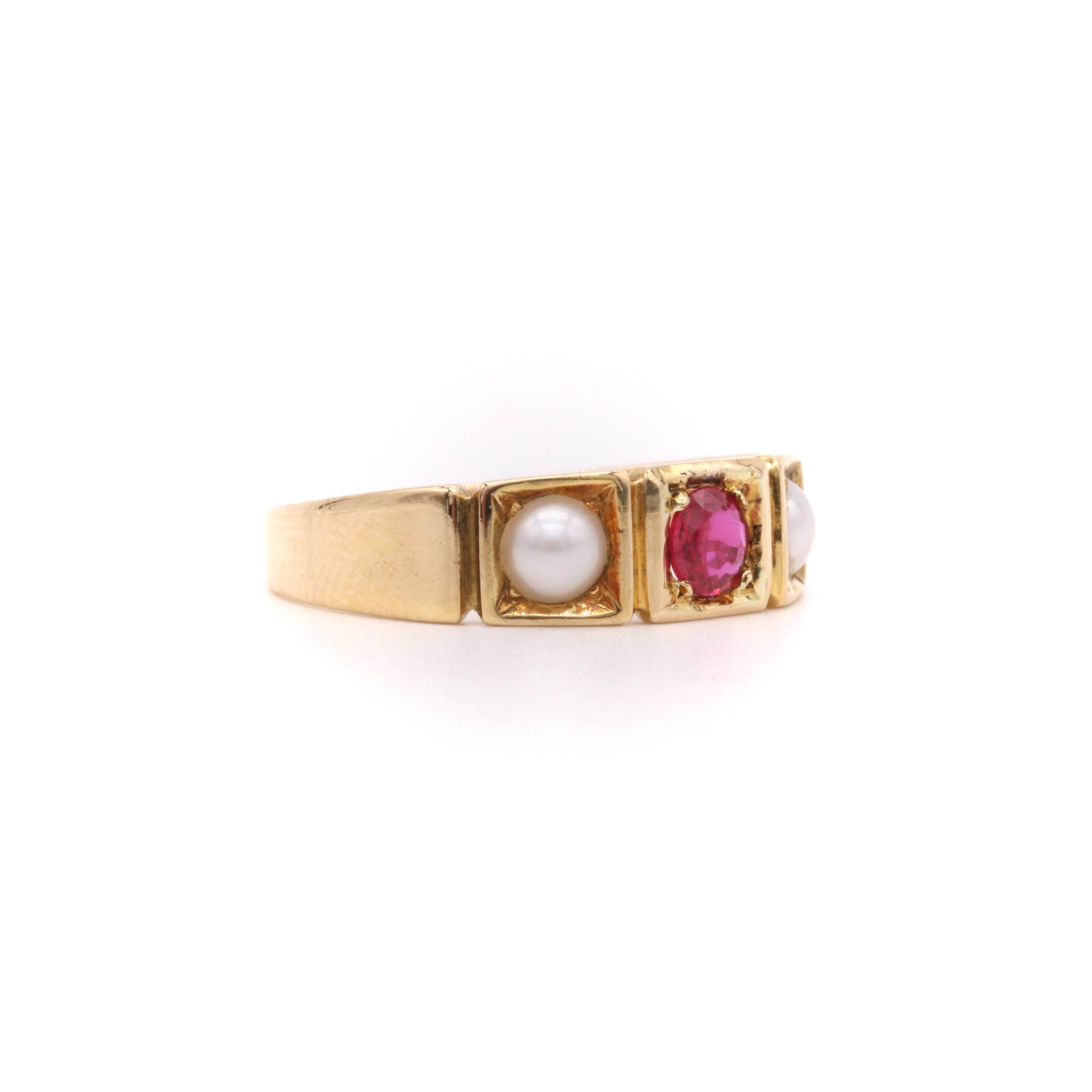 Antique Victorian 18K Yellow Gold 0.31ct Ruby and Pearl Trilogy Band Ring For Sale 1