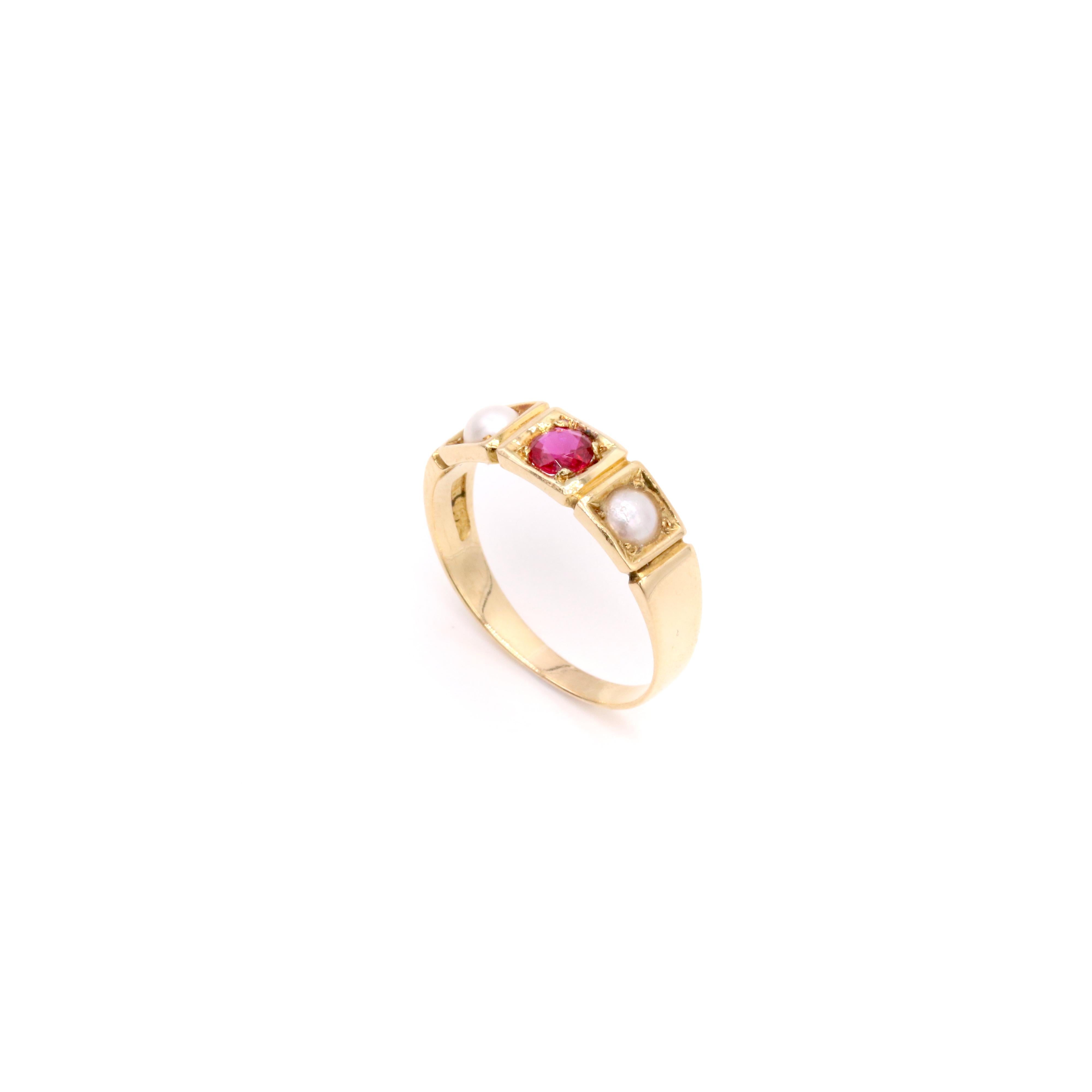 Antique Victorian 18K Yellow Gold 0.31ct Ruby and Pearl Trilogy Band Ring For Sale 3