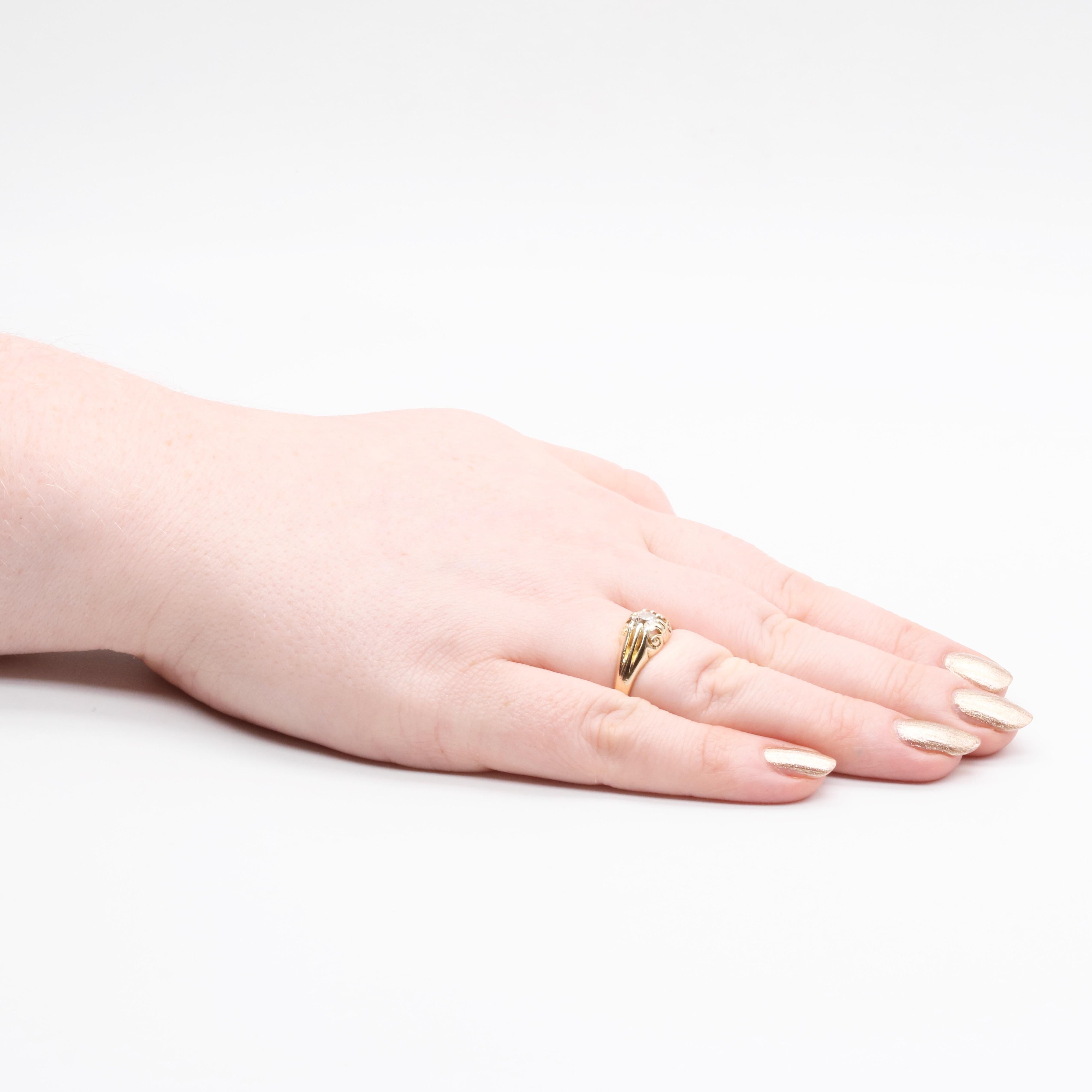 Anillo antiguo de diamantes y oro amarillo, compuesto por un gran diamante talla mina antiguo, engastado en oro amarillo de 18 quilates, a una banda de oro amarillo de 18 quilates. 

El anillo está engastado en el centro con un brillante diamante