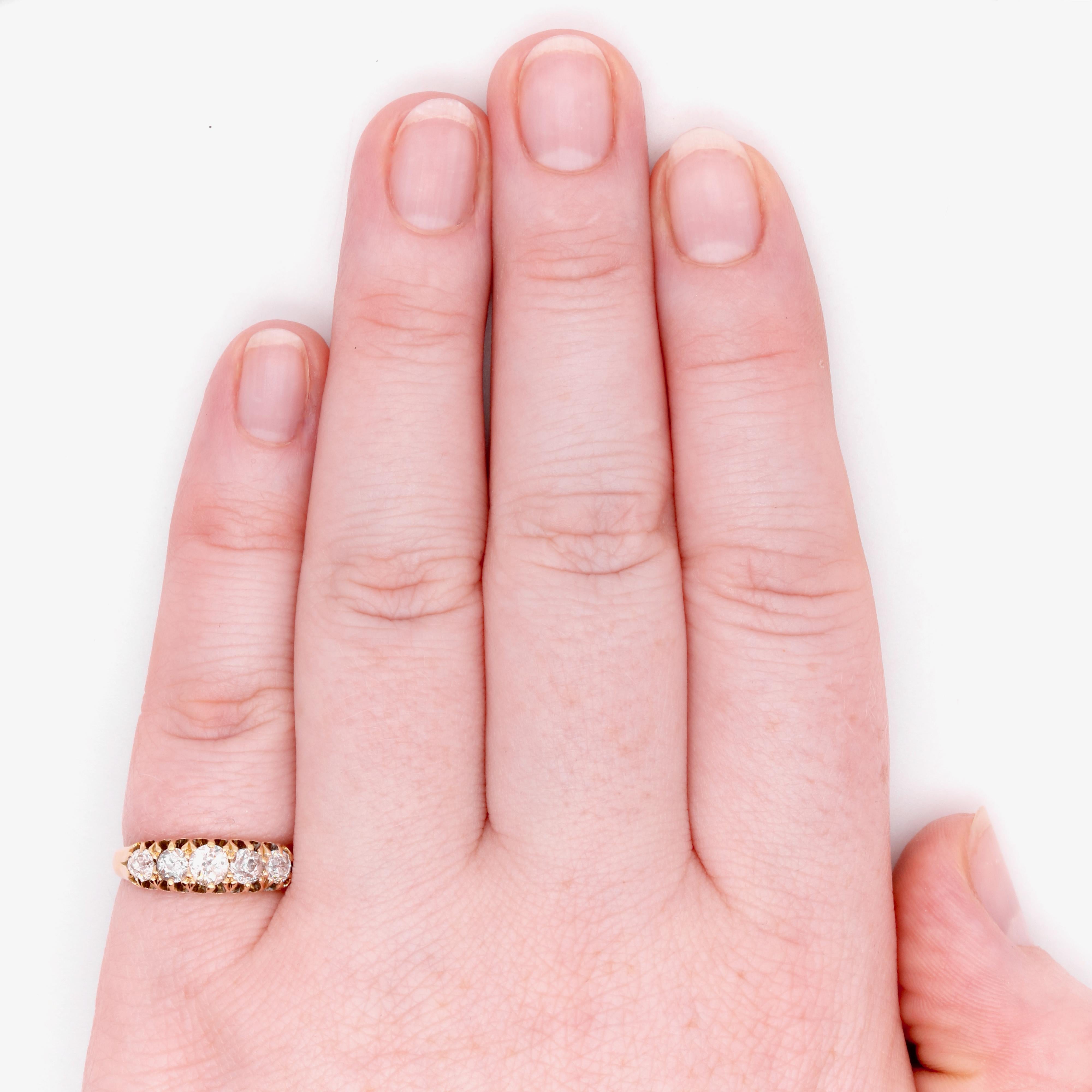 Ein antiker Diamant- und Gelbgoldring, bestehend aus fünf Diamanten im alten europäischen Schliff, in 18 Karat Gelbgold. 

Was mir an diesem viktorianischen Diamantring aus 18 Karat Gelbgold am besten gefällt, ist das schillernde Funkeln der