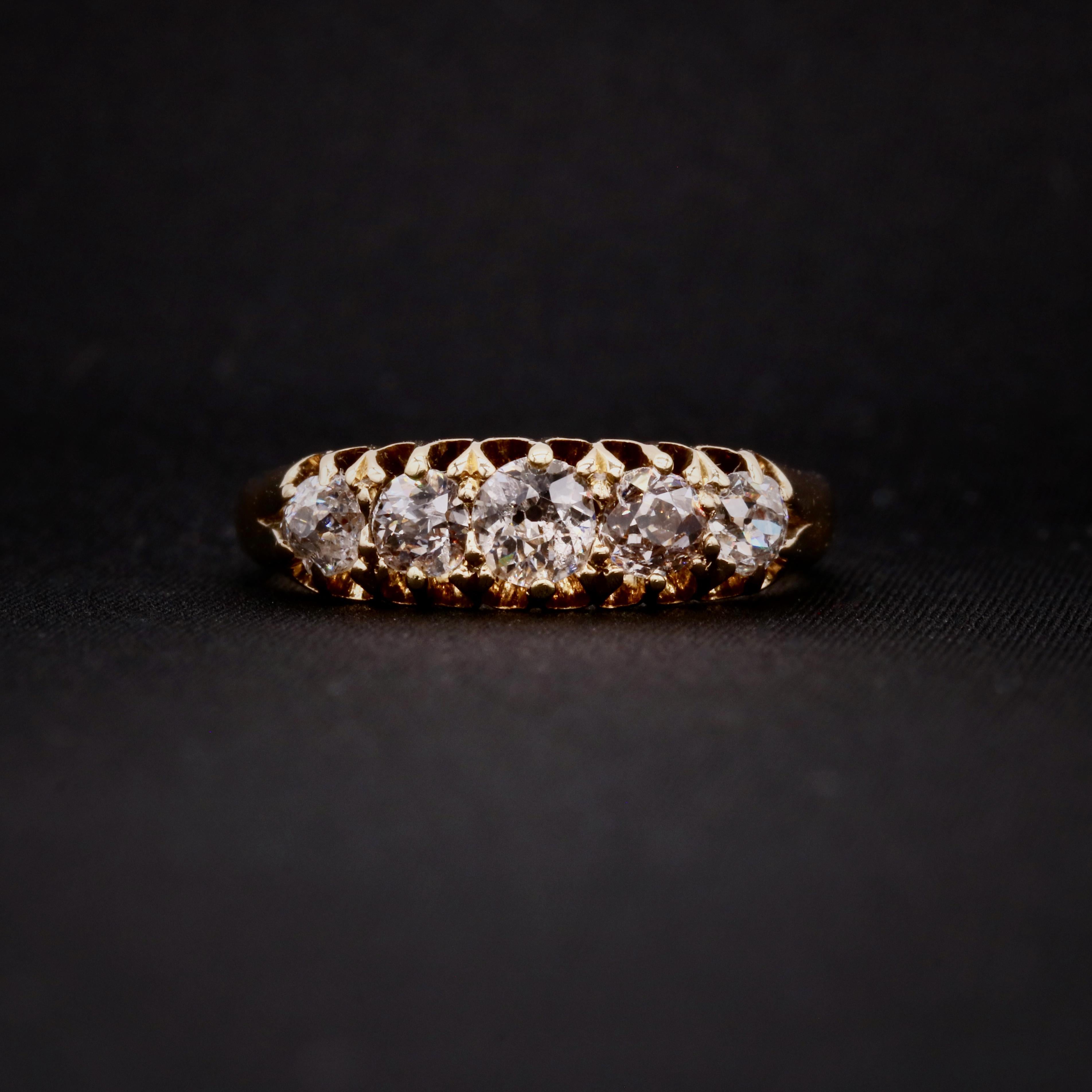 Antiker viktorianischer 18K Gelbgold 0,7ctw Old European Cut Diamond 5 Stone Ring (Alteuropäischer Schliff) im Angebot