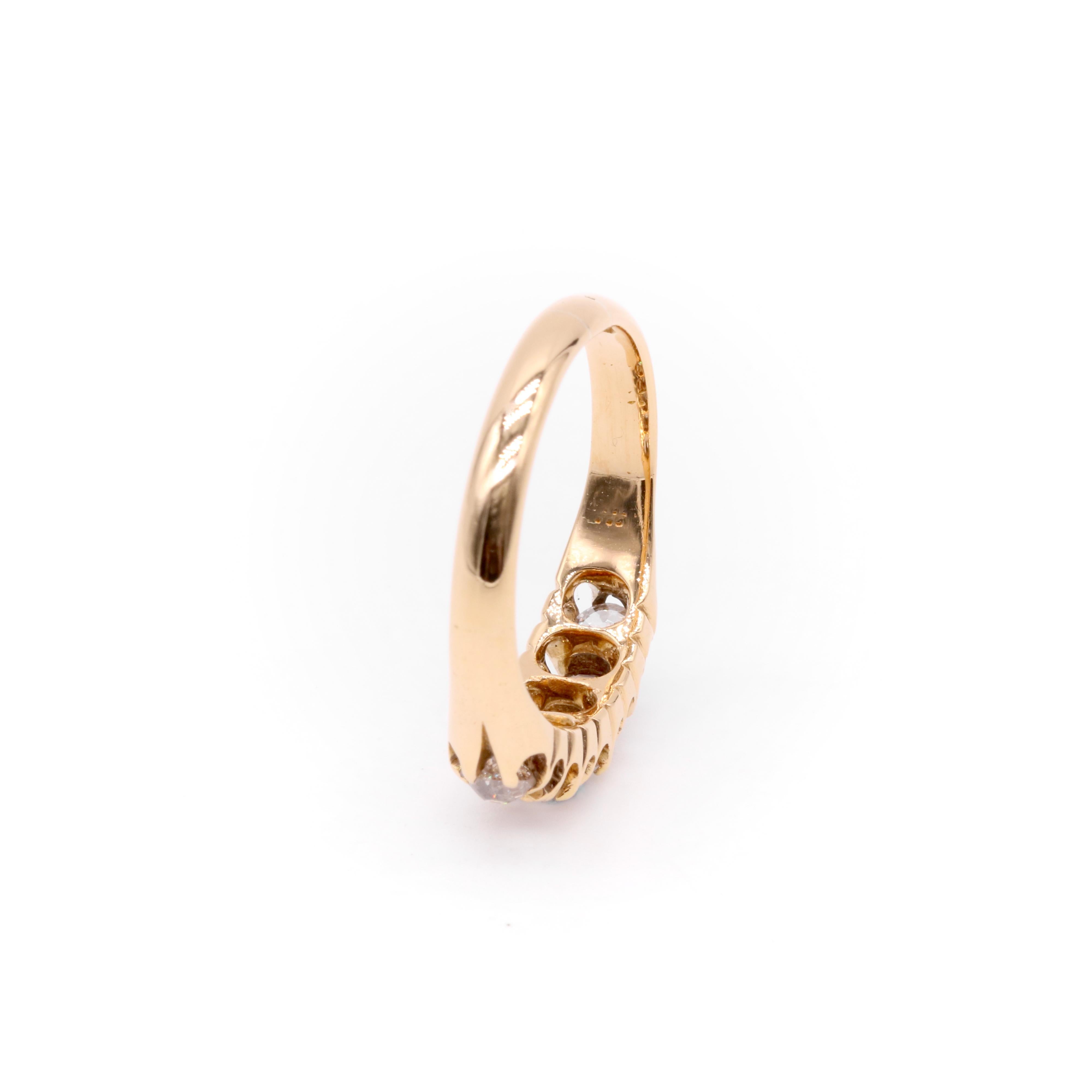 Antiker viktorianischer 18K Gelbgold 0,7ctw Old European Cut Diamond 5 Stone Ring im Angebot 3