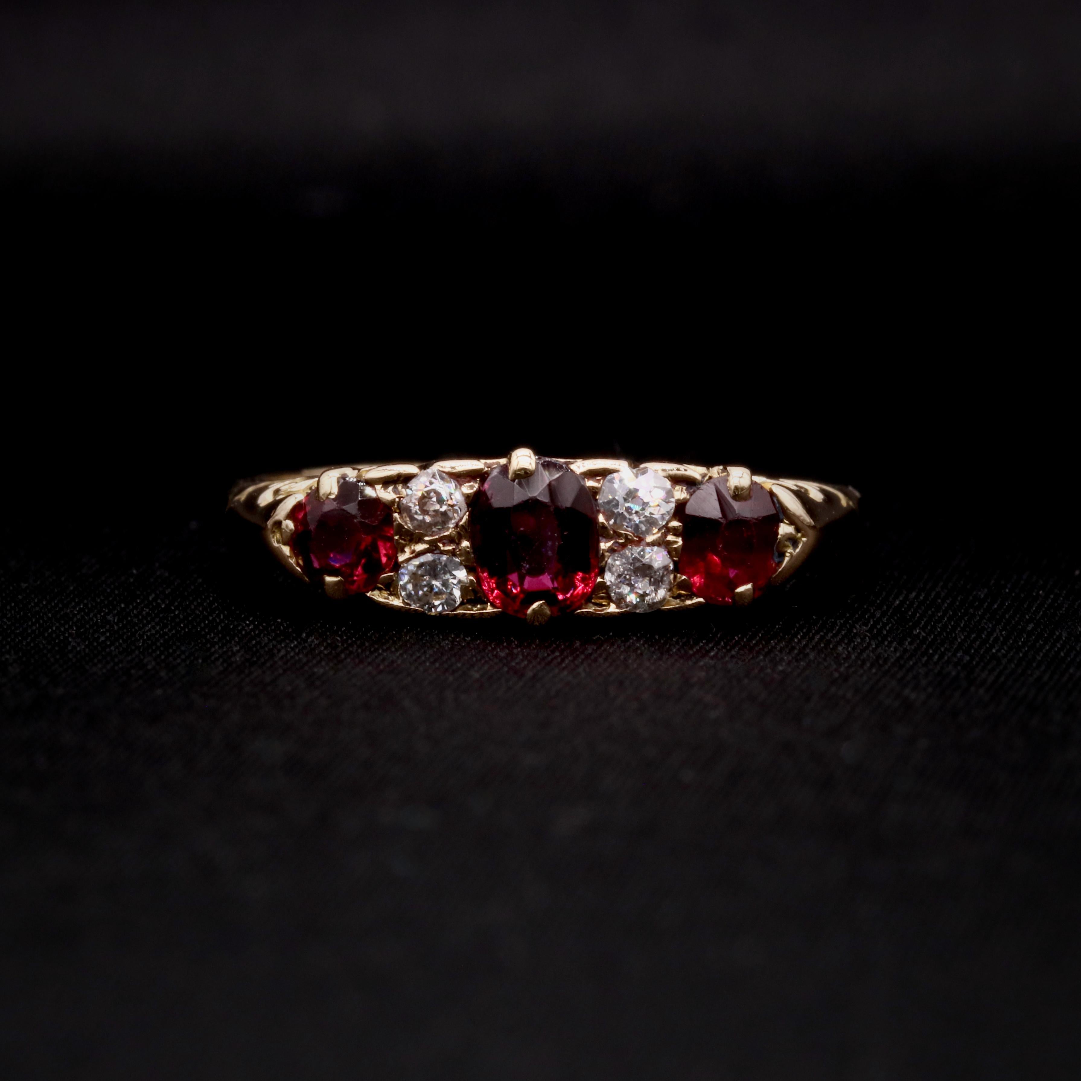 Bague ancienne en or jaune, rubis et diamants, comprenant un rubis de forme coussin, deux rubis de taille ronde et quatre diamants de taille ancienne, en or jaune 18 carats. 

Ce que je préfère dans cette bague victorienne en or jaune 18 carats à