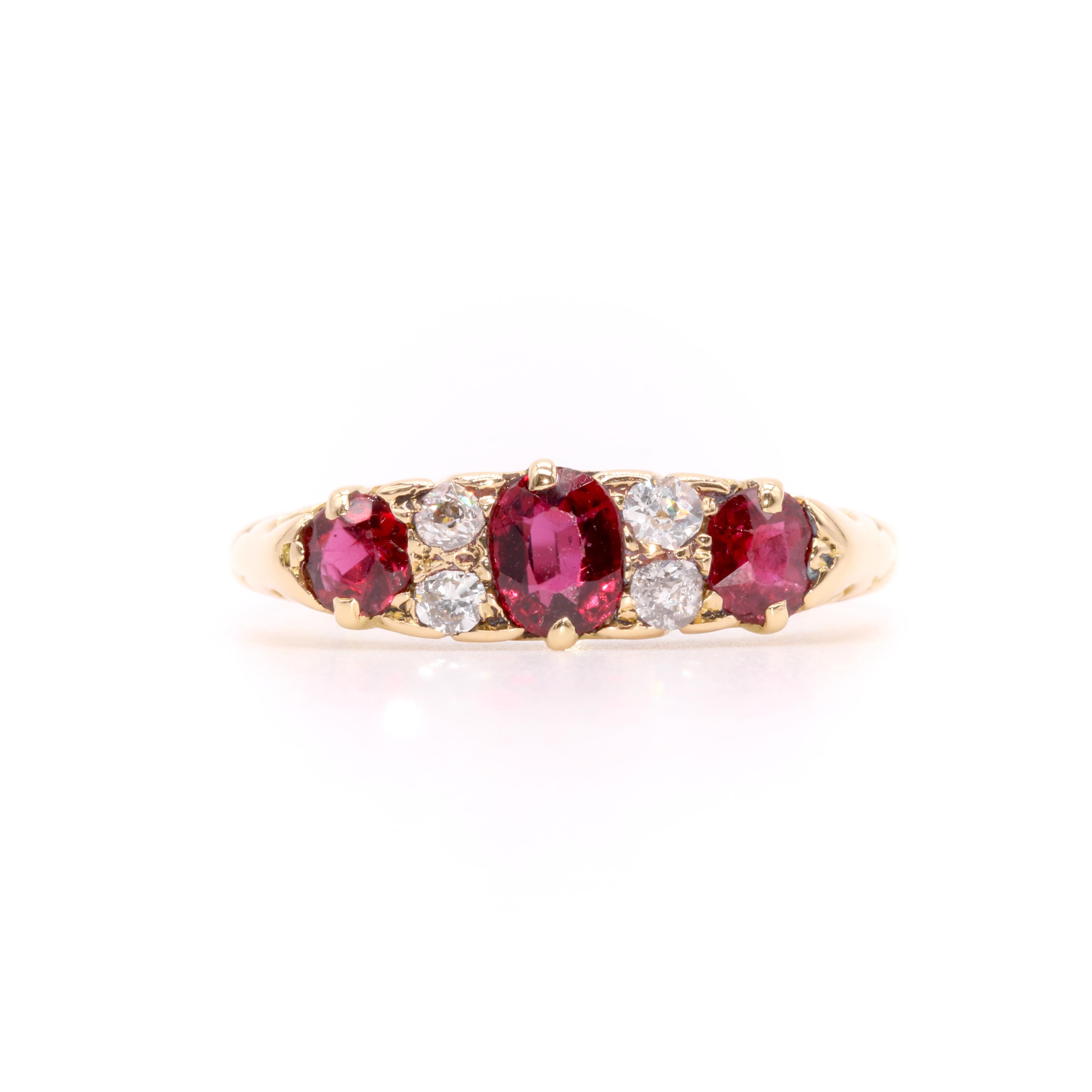 Victorien Antique bague victorienne en or jaune 18 carats avec rubis et diamants taille ancienne à 7 pierres en vente