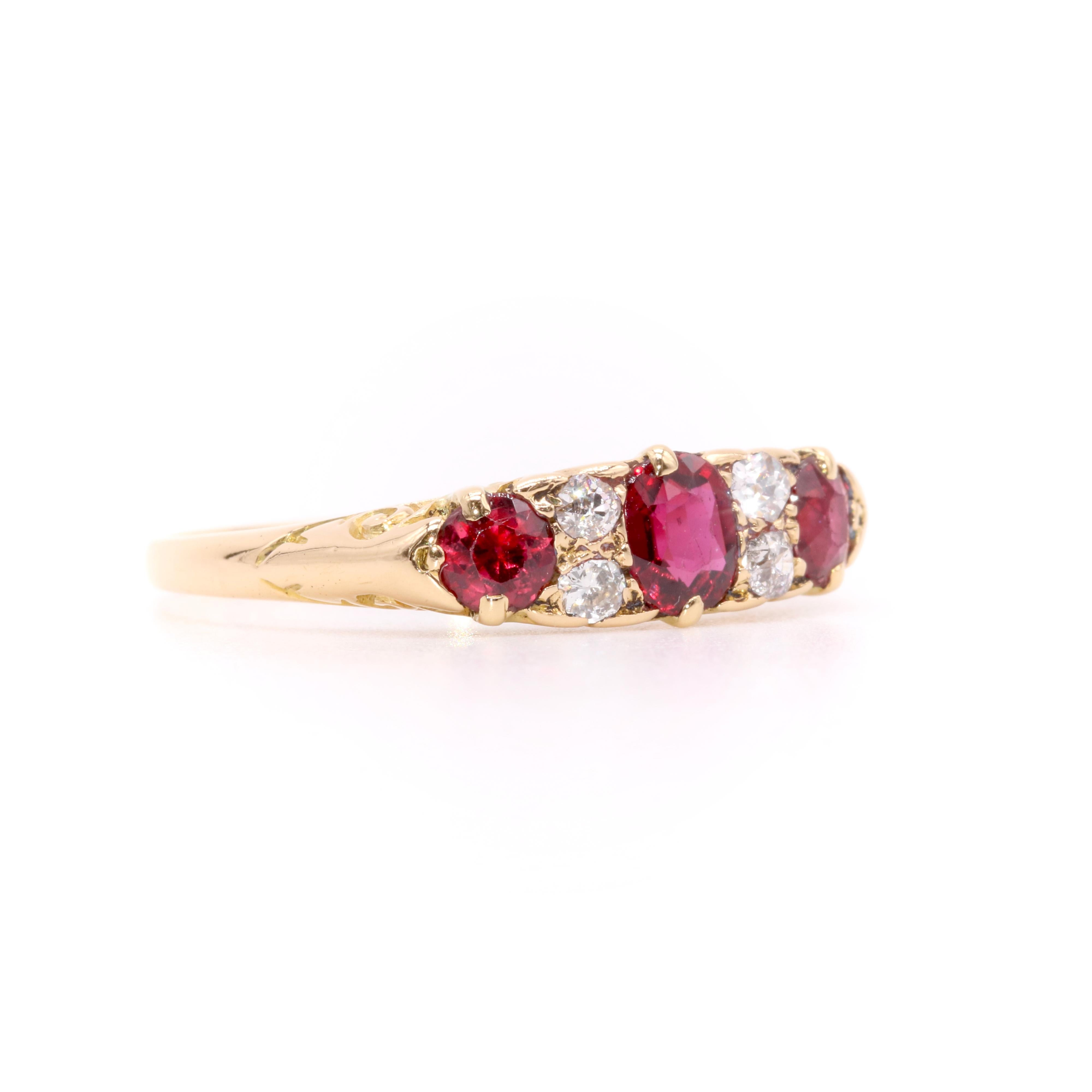 Taille coussin antique Antique bague victorienne en or jaune 18 carats avec rubis et diamants taille ancienne à 7 pierres en vente