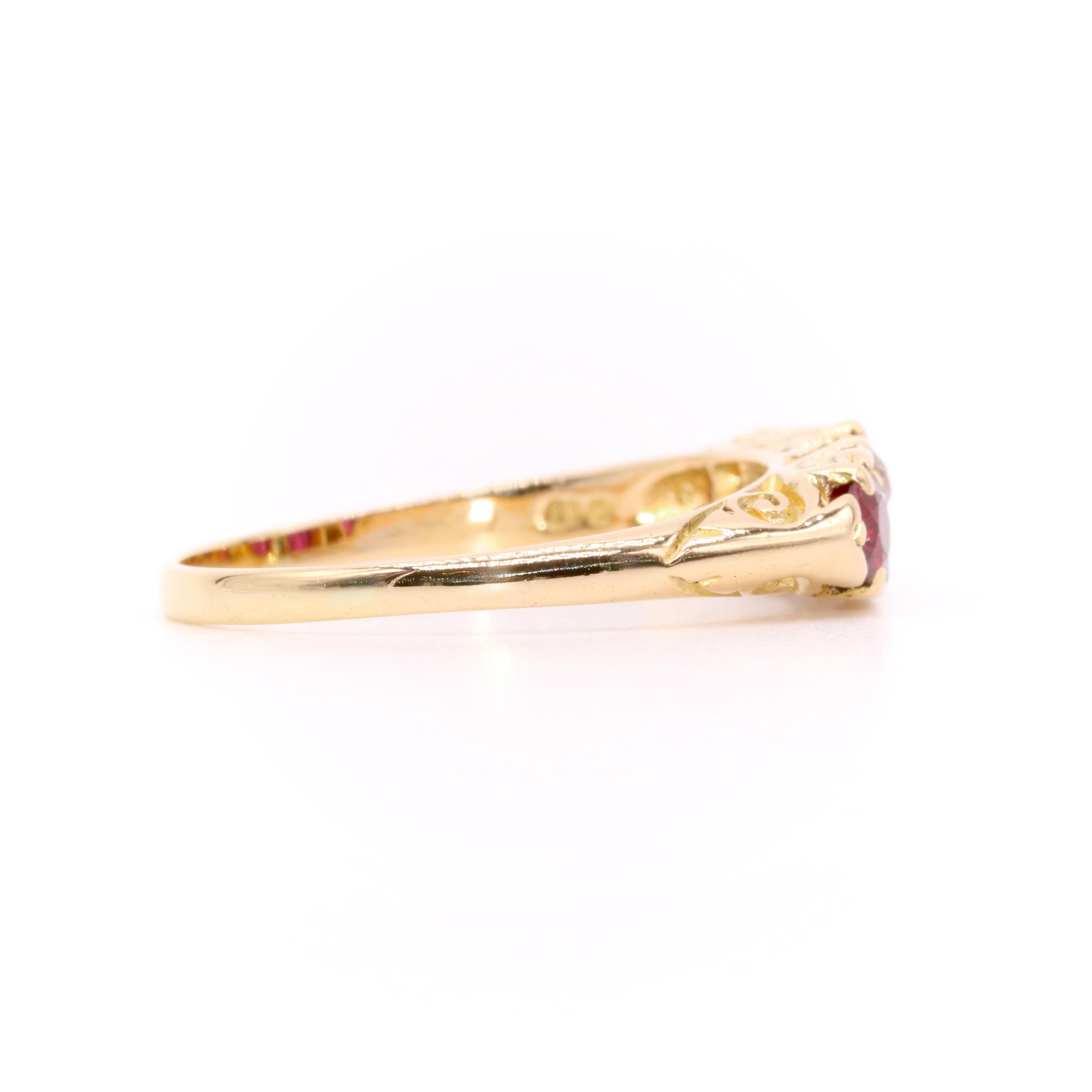Antique bague victorienne en or jaune 18 carats avec rubis et diamants taille ancienne à 7 pierres Bon état - En vente à Staines-Upon-Thames, GB