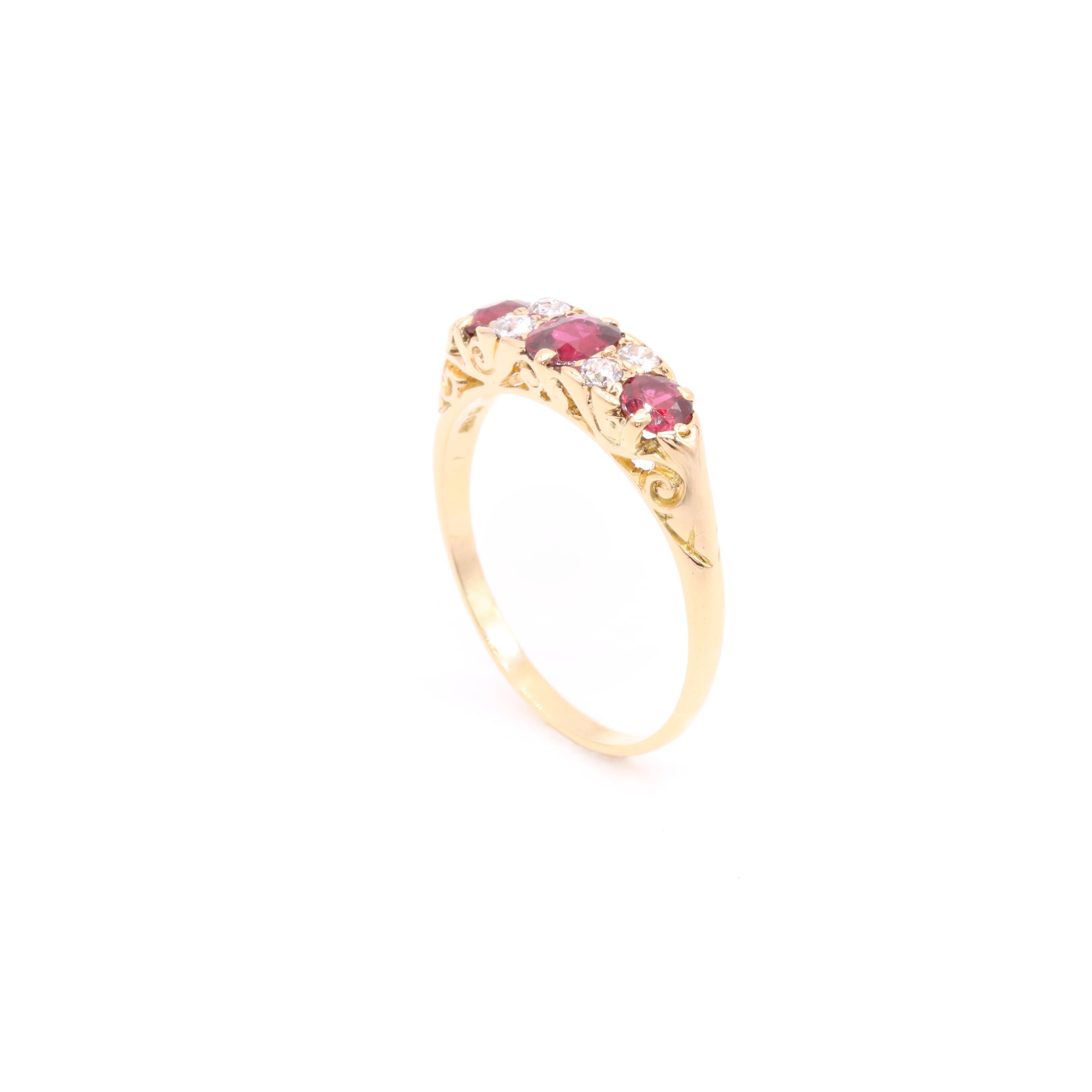 Antique bague victorienne en or jaune 18 carats avec rubis et diamants taille ancienne à 7 pierres en vente 1