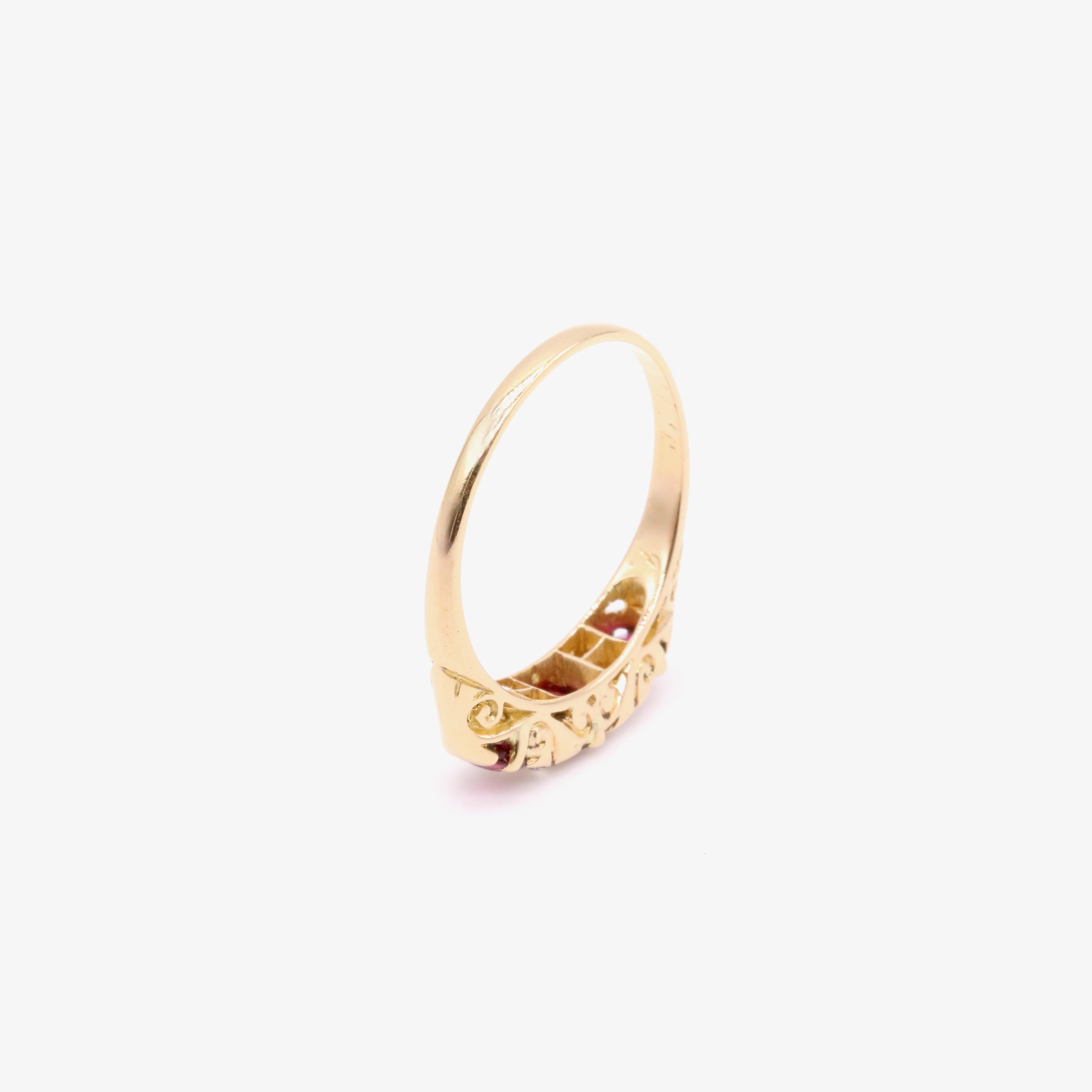 Antique bague victorienne en or jaune 18 carats avec rubis et diamants taille ancienne à 7 pierres en vente 2