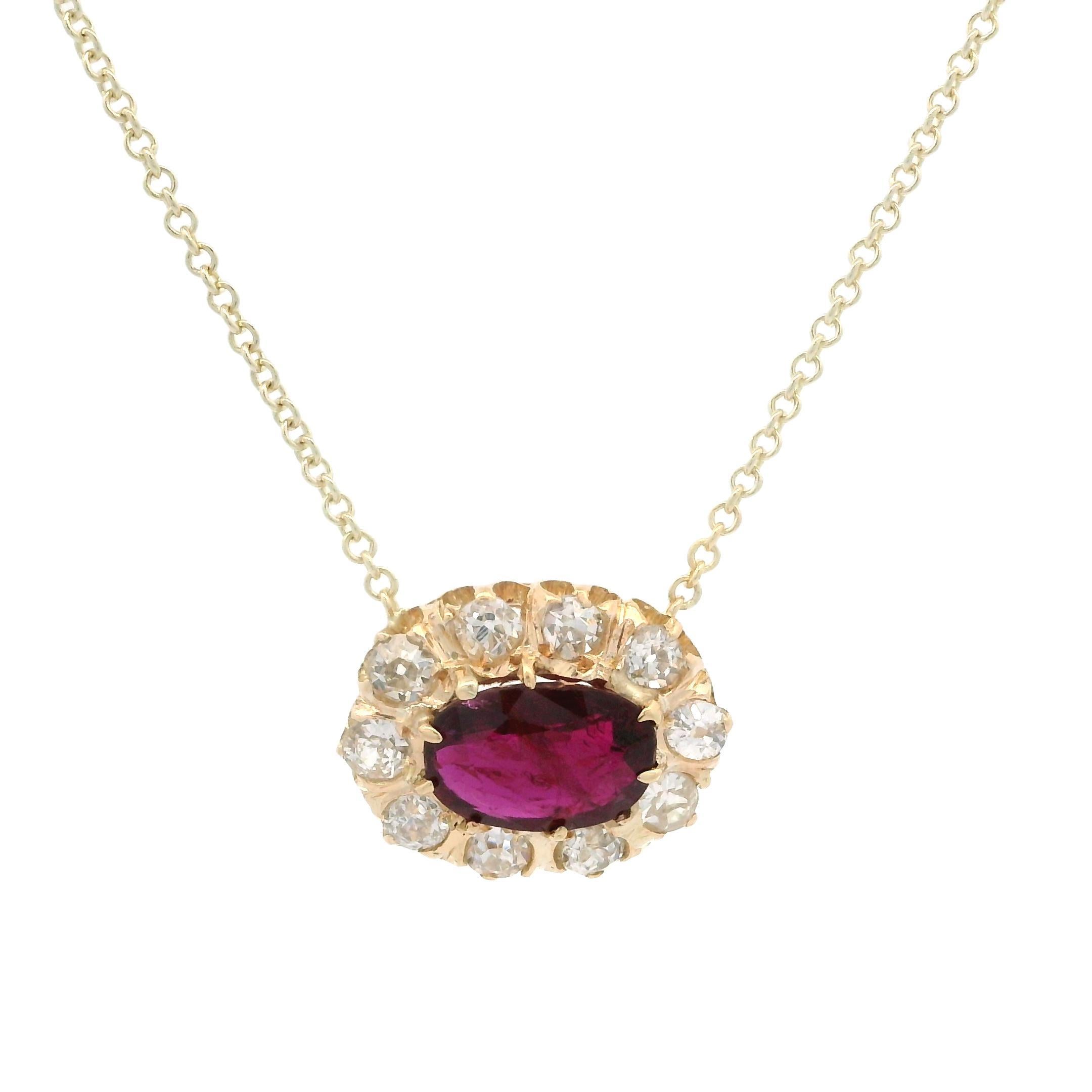 Antiguo collar victoriano de oro amarillo de 18k con halo de rubíes y diamantes de 1,25 quilates en Bueno estado para la venta en Montclair, NJ