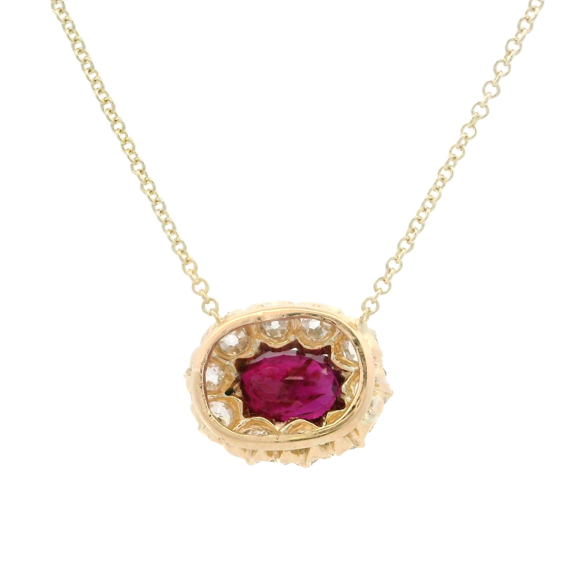 De las mujeres Antiguo collar victoriano de oro amarillo de 18k con halo de rubíes y diamantes de 1,25 quilates en venta