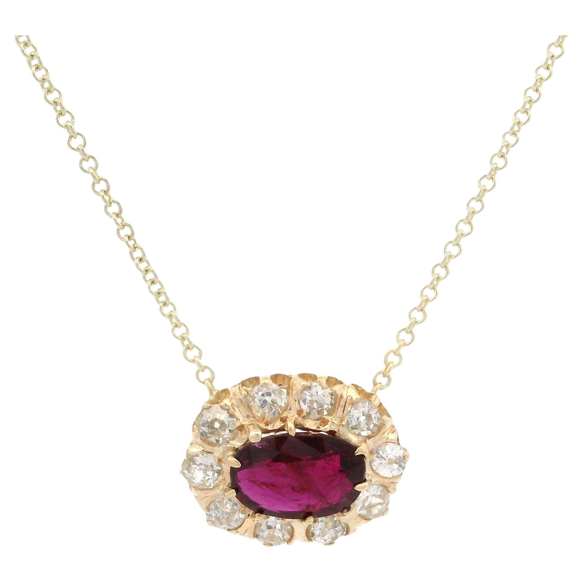 Antiguo collar victoriano de oro amarillo de 18k con halo de rubíes y diamantes de 1,25 quilates en venta