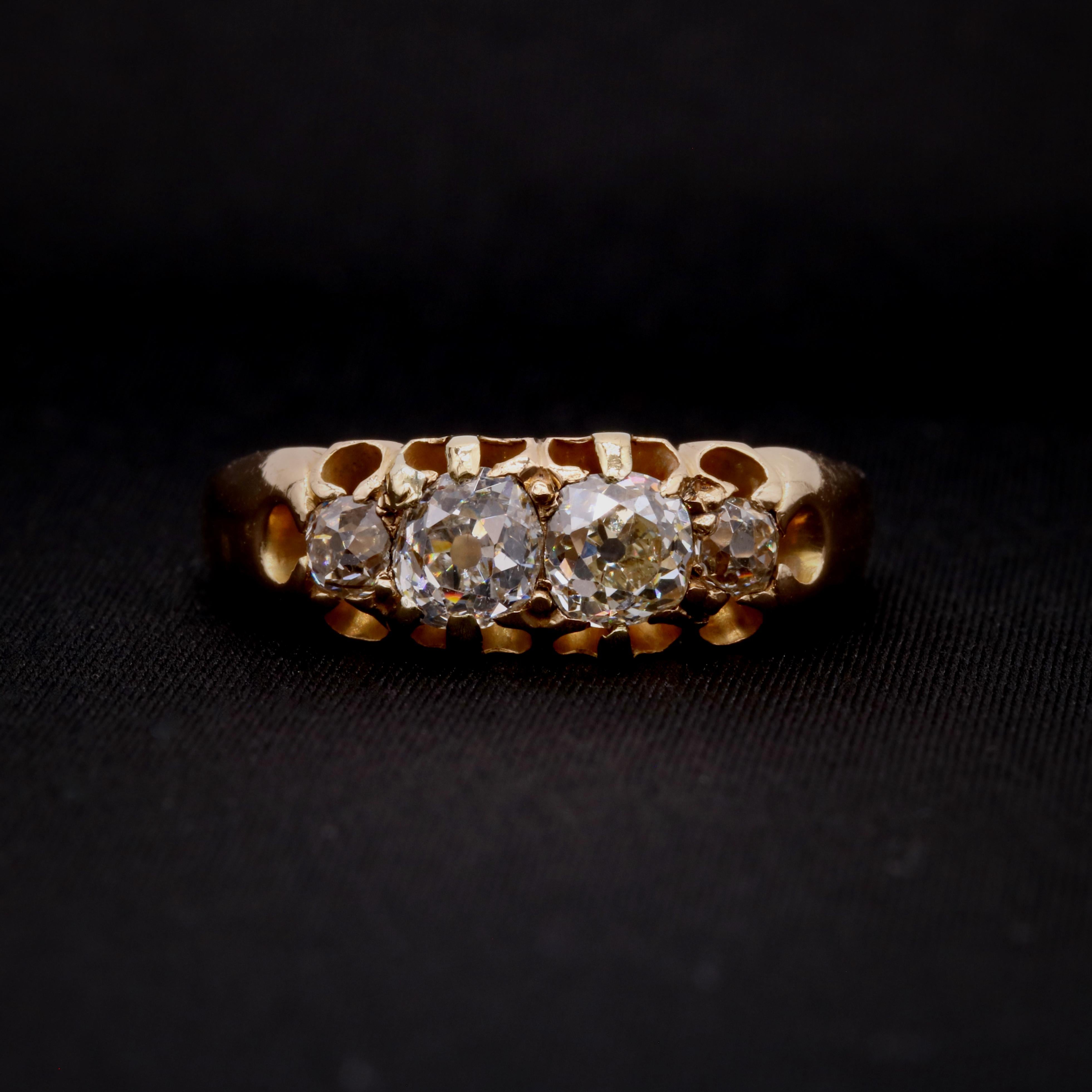 Anello antico con diamanti e oro giallo, composto da quattro diamanti taglio old mine, in oro giallo 18 carati. 

La cosa che preferisco di questo anello con 4 pietre in oro giallo antico è lo scintillio dei diamanti. Qual è il tuo? Forse per la