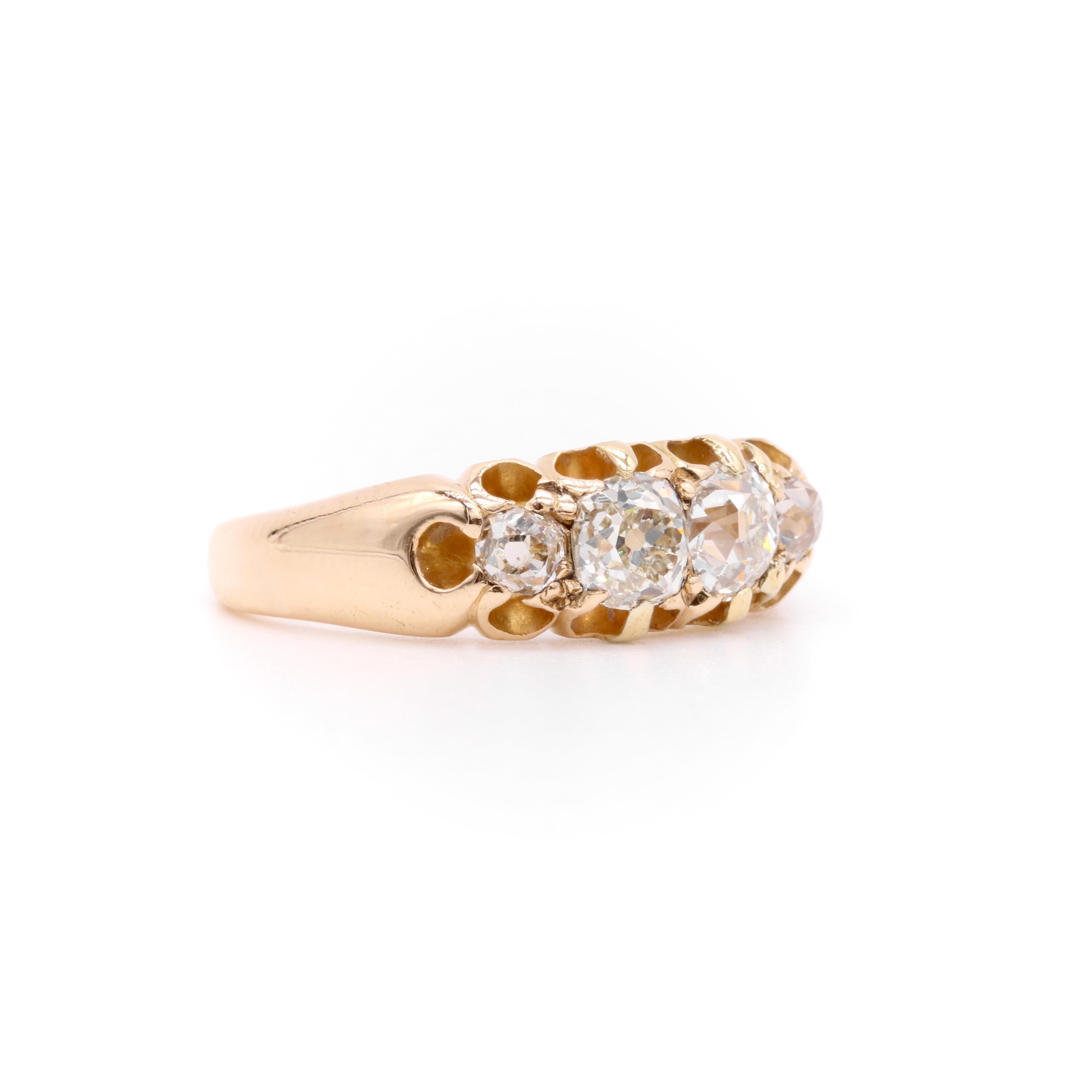 Taglio vecchia miniera Antico anello vittoriano in oro giallo 18 carati con diamante Old Mine Cut da 1,2 carati e 4 pietre in vendita