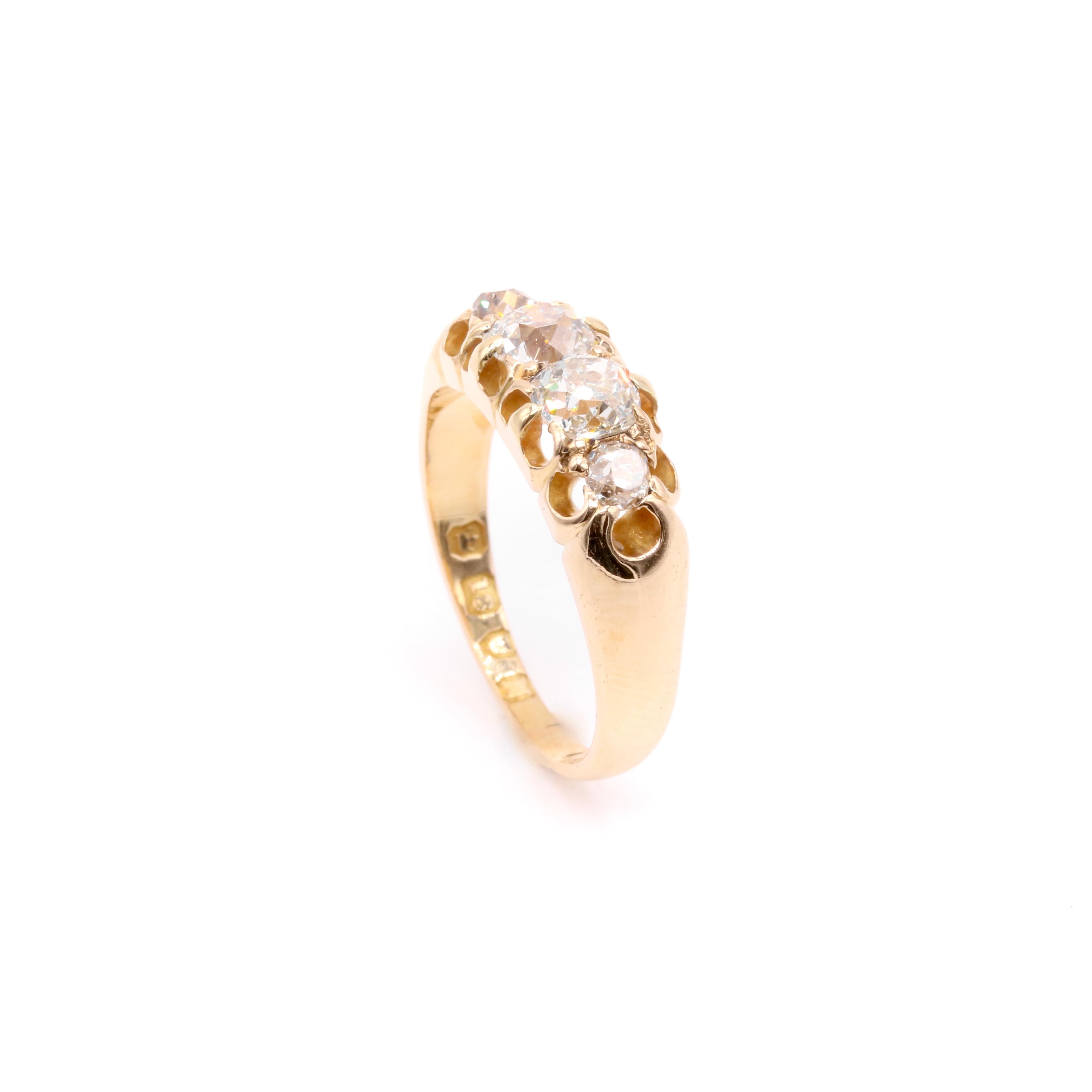 Antico anello vittoriano in oro giallo 18 carati con diamante Old Mine Cut da 1,2 carati e 4 pietre in vendita 1