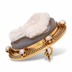 Broche antique de style victorien en or jaune 18 carats, avec camée en agate et perle, dans un cadre