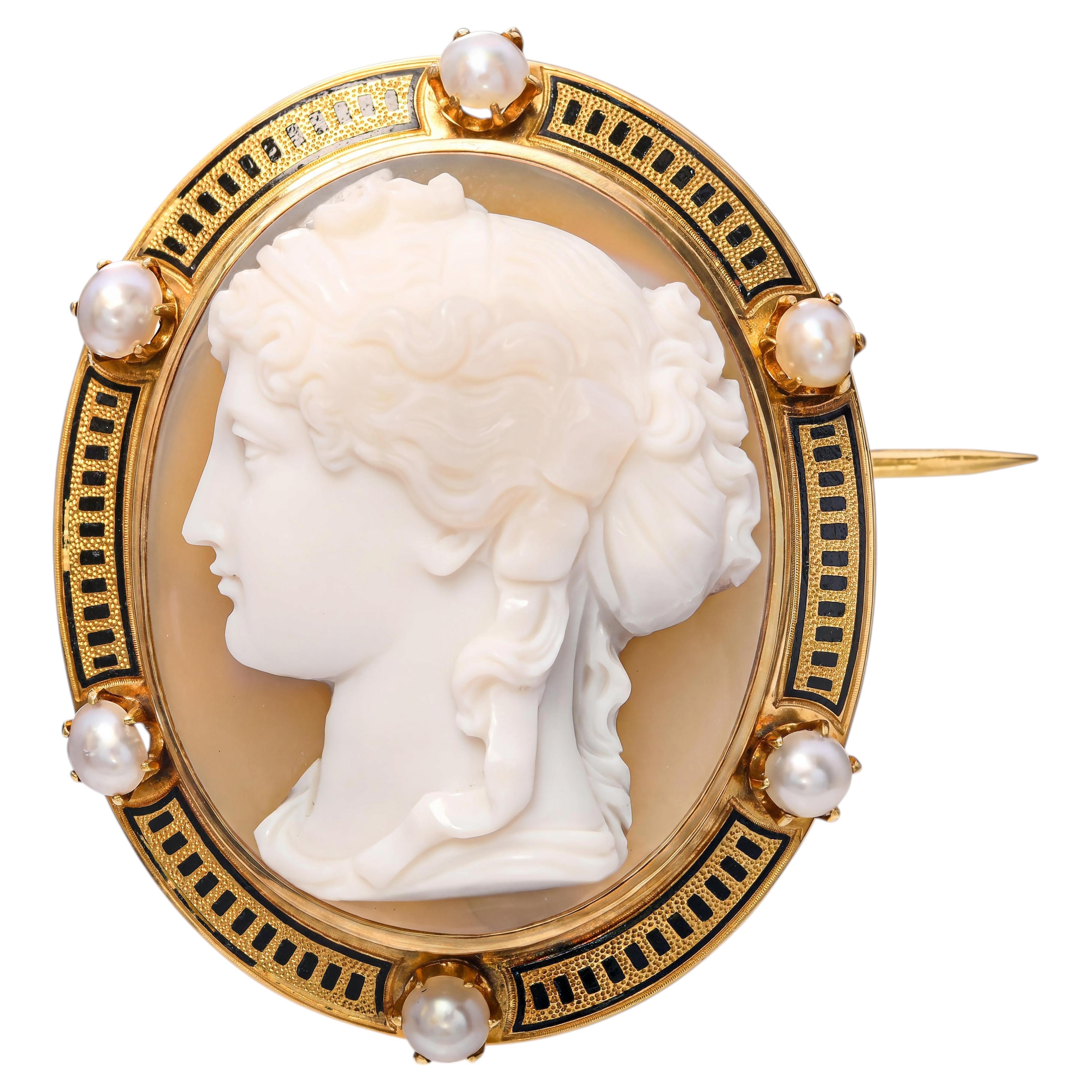 Broche antiguo de estilo victoriano, de oro amarillo de 18 quilates, con camafeo de ágata y perla enmarcada