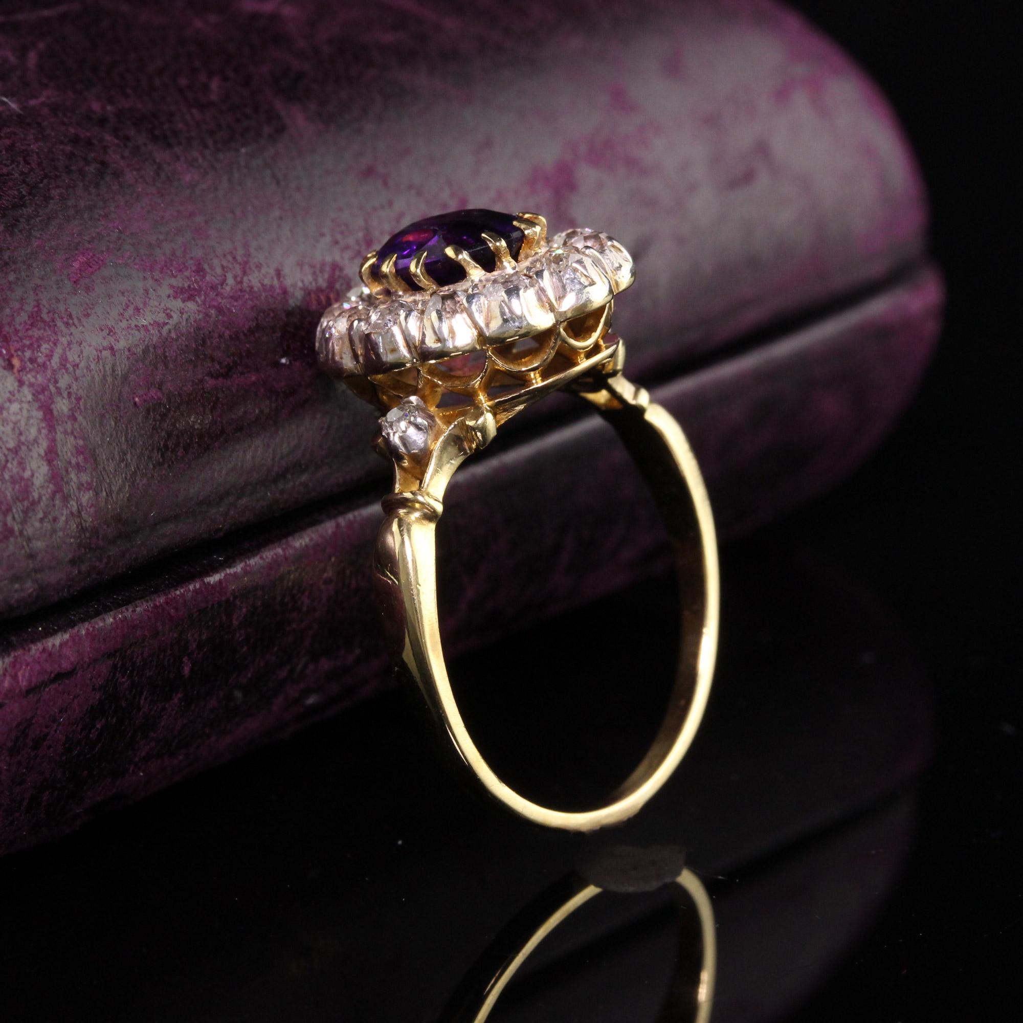 Schöne antike viktorianische 18K Gelbgold Amethyst und alte Mine Diamant Verlobungsring. Dieser wunderschöne viktorianische Verlobungsring zeigt einen Amethysten im Altschliff in der Mitte, umgeben von Diamanten im Altminenschliff. Der Ring ist aus