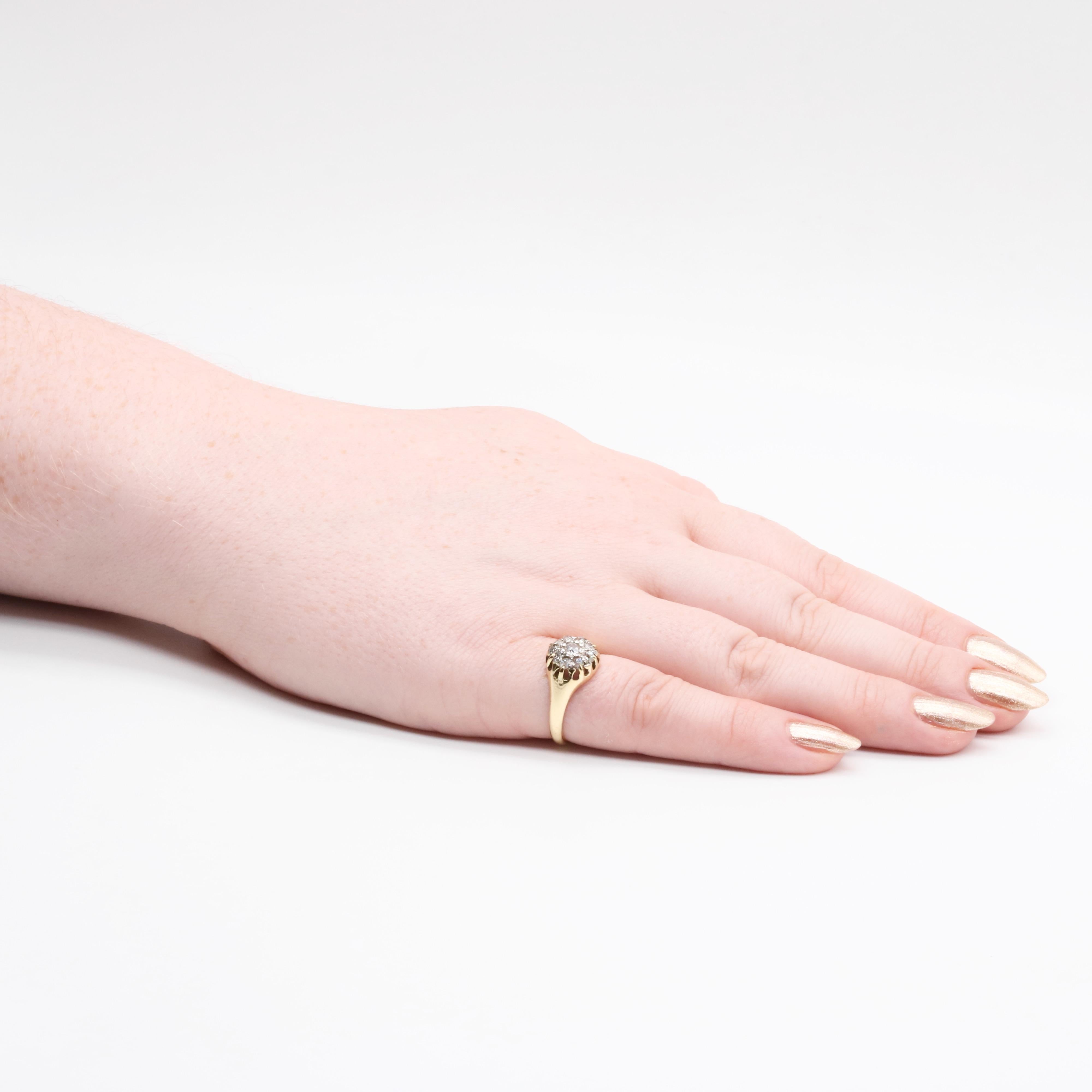 Anello in oro giallo e diamanti, composto da nove diamanti taglio vecchio, incastonati in argento, su una fascia in oro giallo 18 carati. 

Questo straordinario anello è incastonato con 9 splendidi diamanti taglio vecchio, il più grande dei quali si