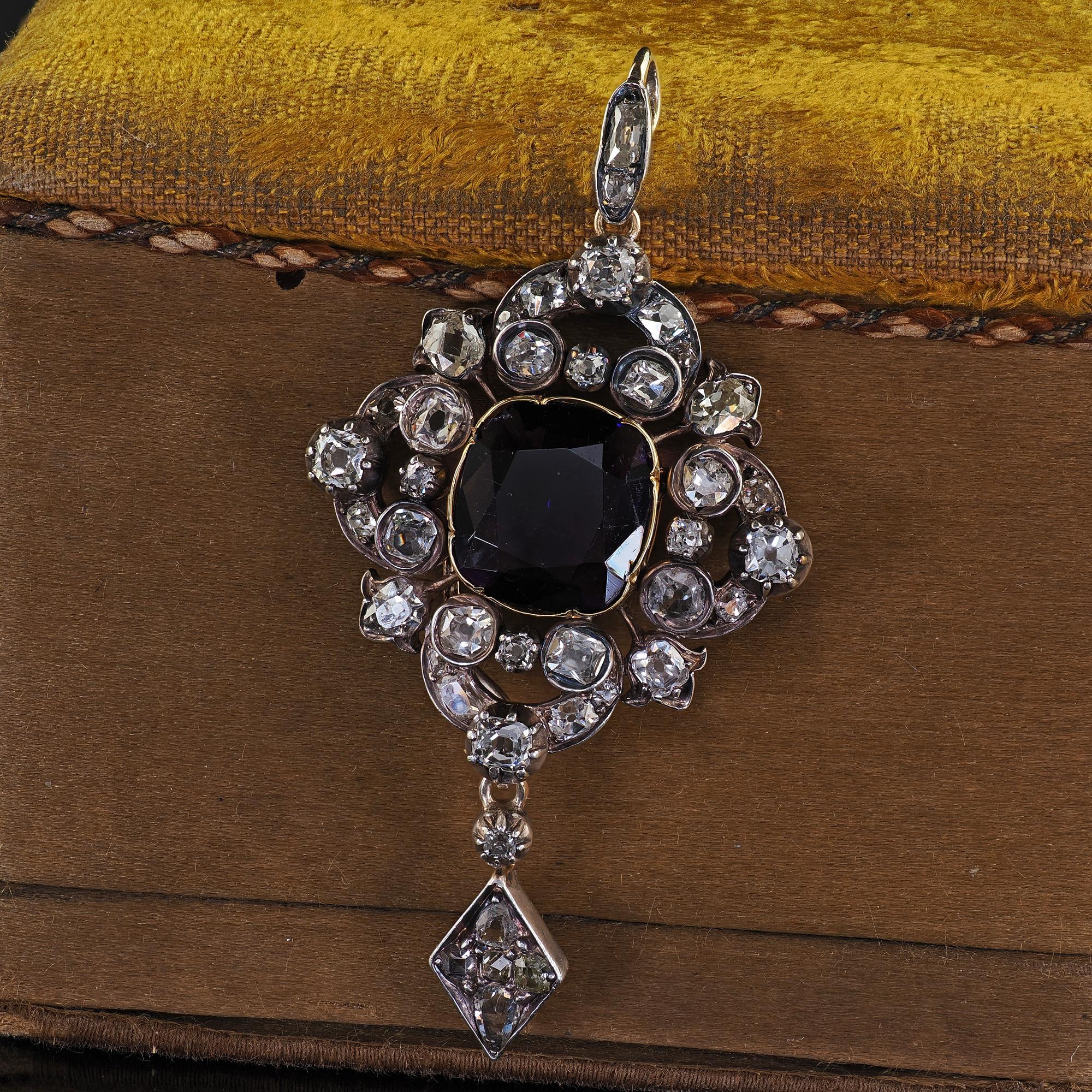 Bellissimo ciondolo antico vittoriano in oro giallo 18 carati e argento con diamante Old Mine e ametista. Questo incredibile ciondolo vittoriano con diamante e ametista è realizzato in oro giallo 18 carati e argento. Il ciondolo presenta una grande