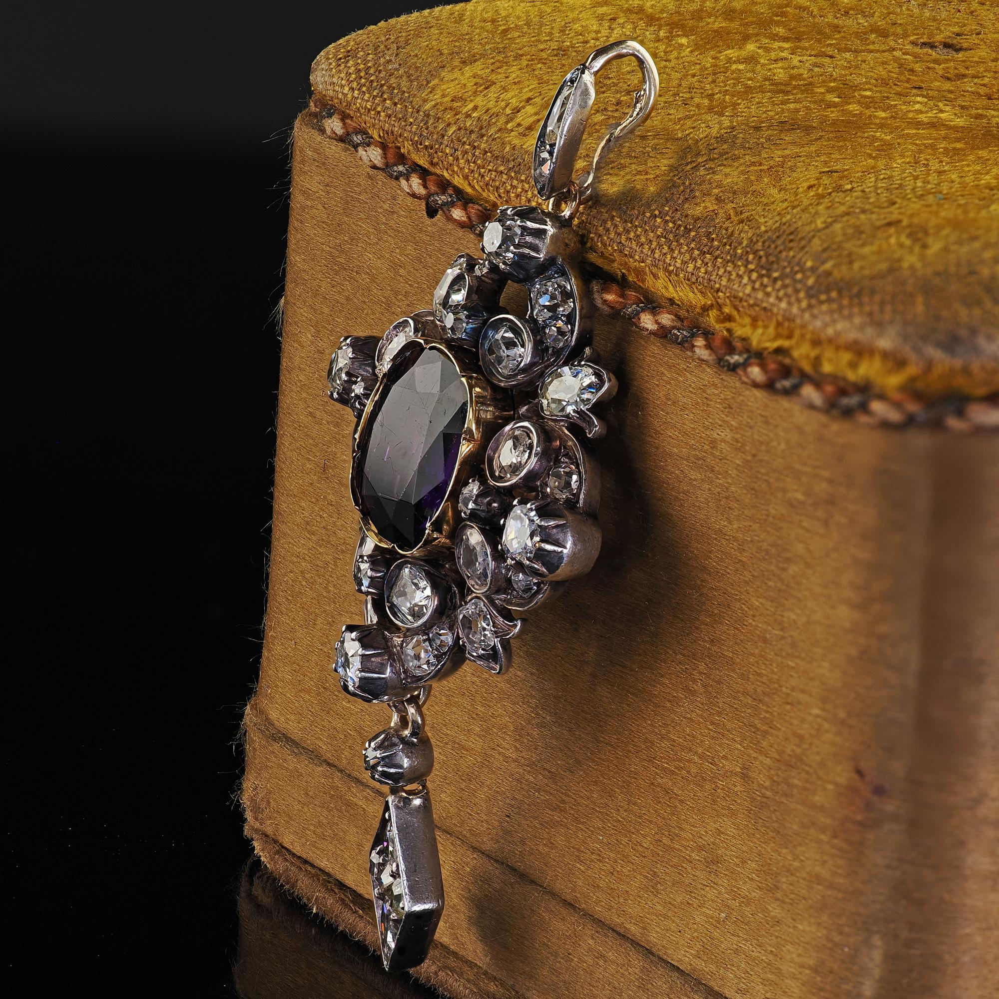 Taglio cuscino antico Antico ciondolo vittoriano in oro giallo 18 carati e argento con diamante Old Mine e ametista in vendita