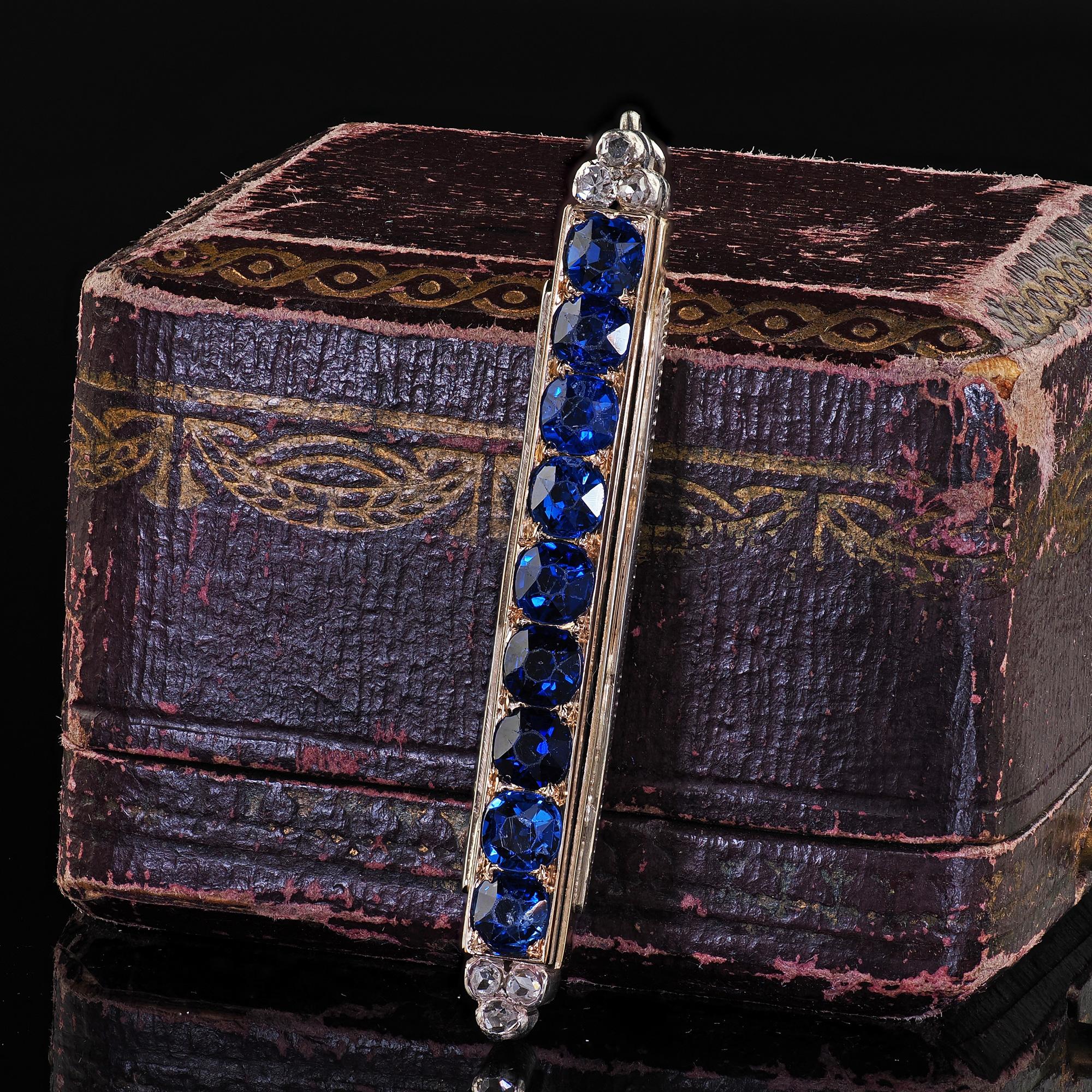 Bellissimo ciondolo vittoriano antico in oro giallo 18 carati e argento con zaffiro e diamante. Questo splendido pendente vittoriano con zaffiri e diamanti a forma di barretta è realizzato in oro giallo 18 carati e argento. Questo bellissimo