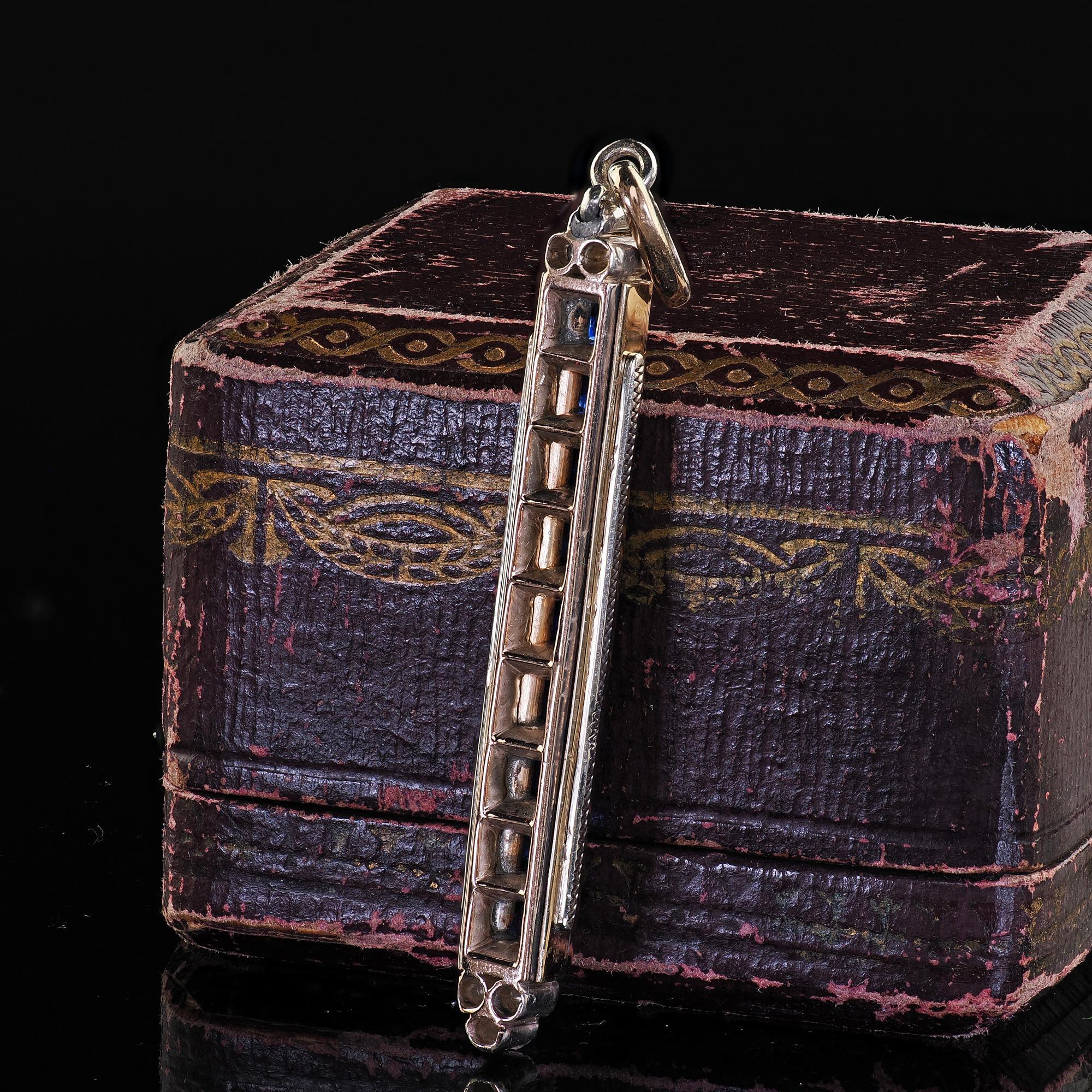 Taglio cuscino antico Antico ciondolo vittoriano a barra in oro giallo 18 carati e argento con zaffiro e diamante in vendita