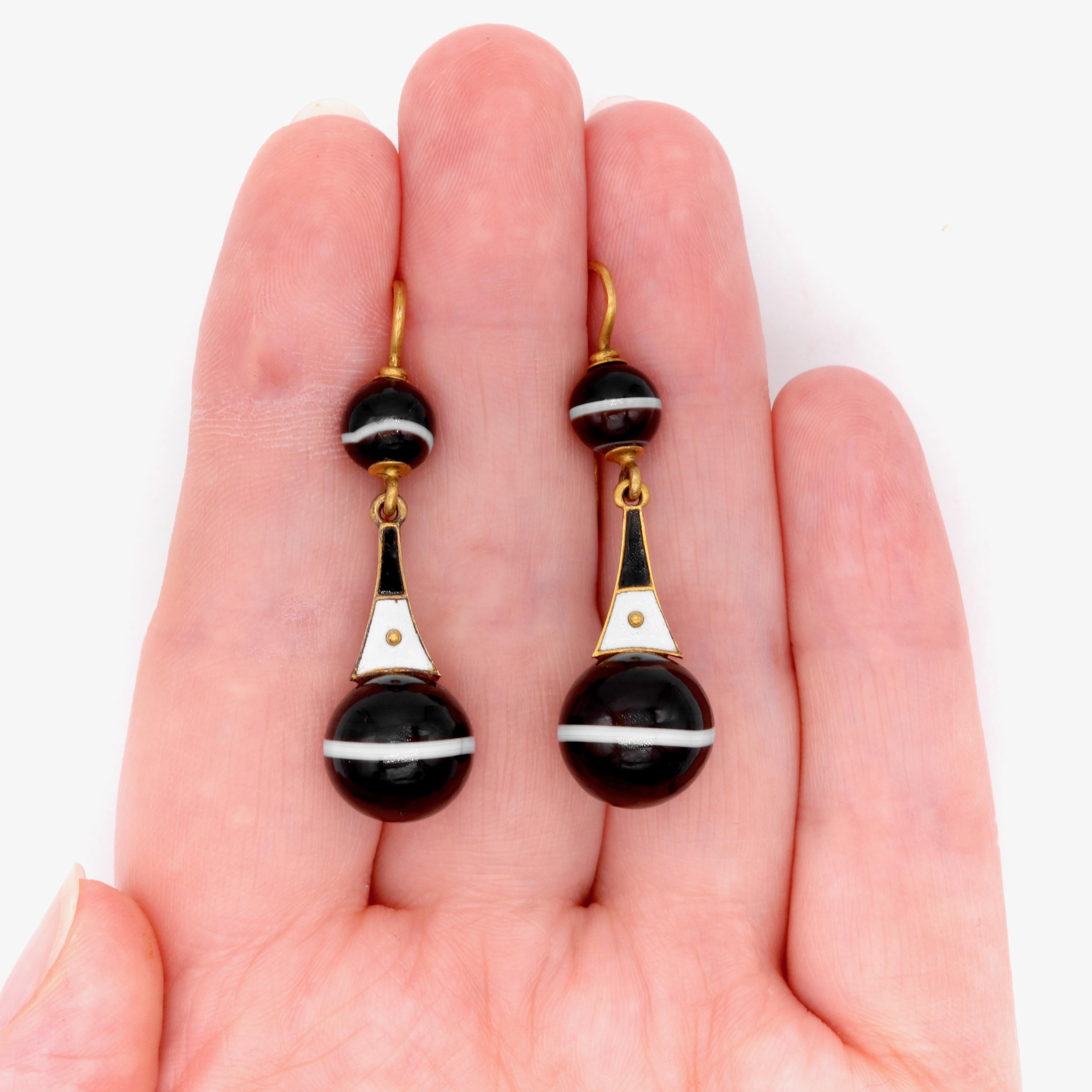 Antique Victorian 18K Yellow Gold Banded Agate & Black and White Enamel Earrings For Sale 5
