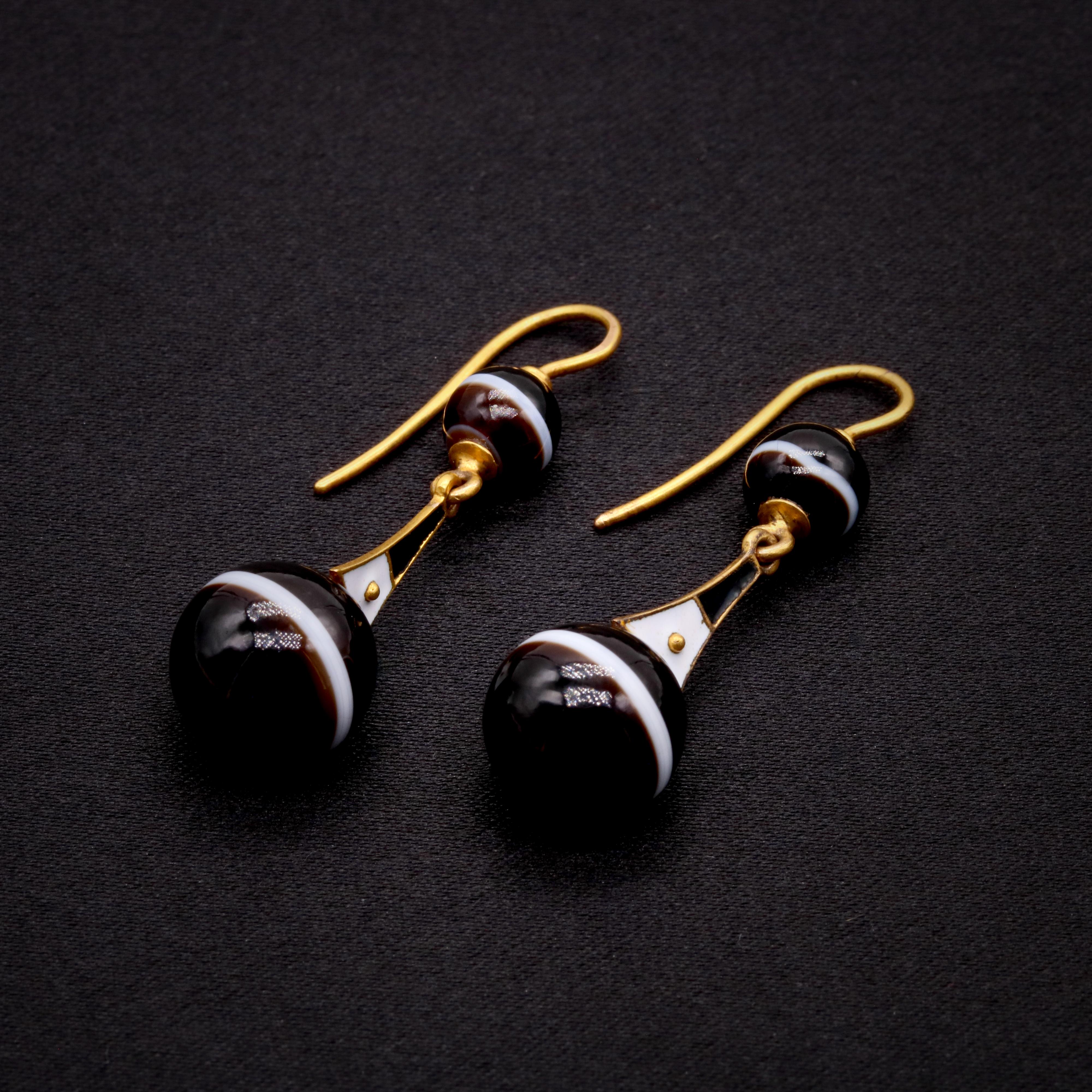 Round Cut Antique Victorian 18K Yellow Gold Banded Agate & Black and White Enamel Earrings For Sale