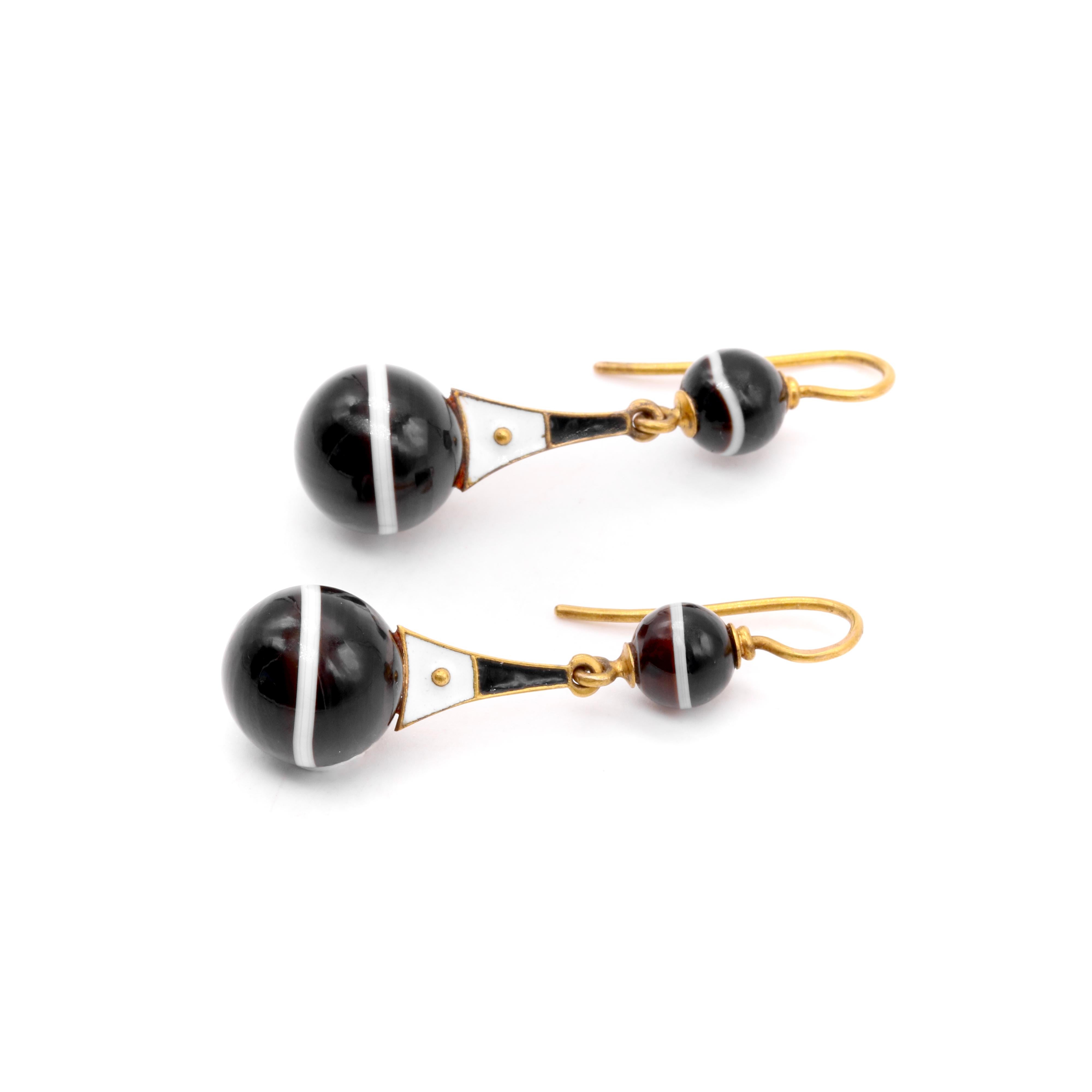 Antique Victorian 18K Yellow Gold Banded Agate & Black and White Enamel Earrings In Good Condition For Sale In Staines-Upon-Thames, GB