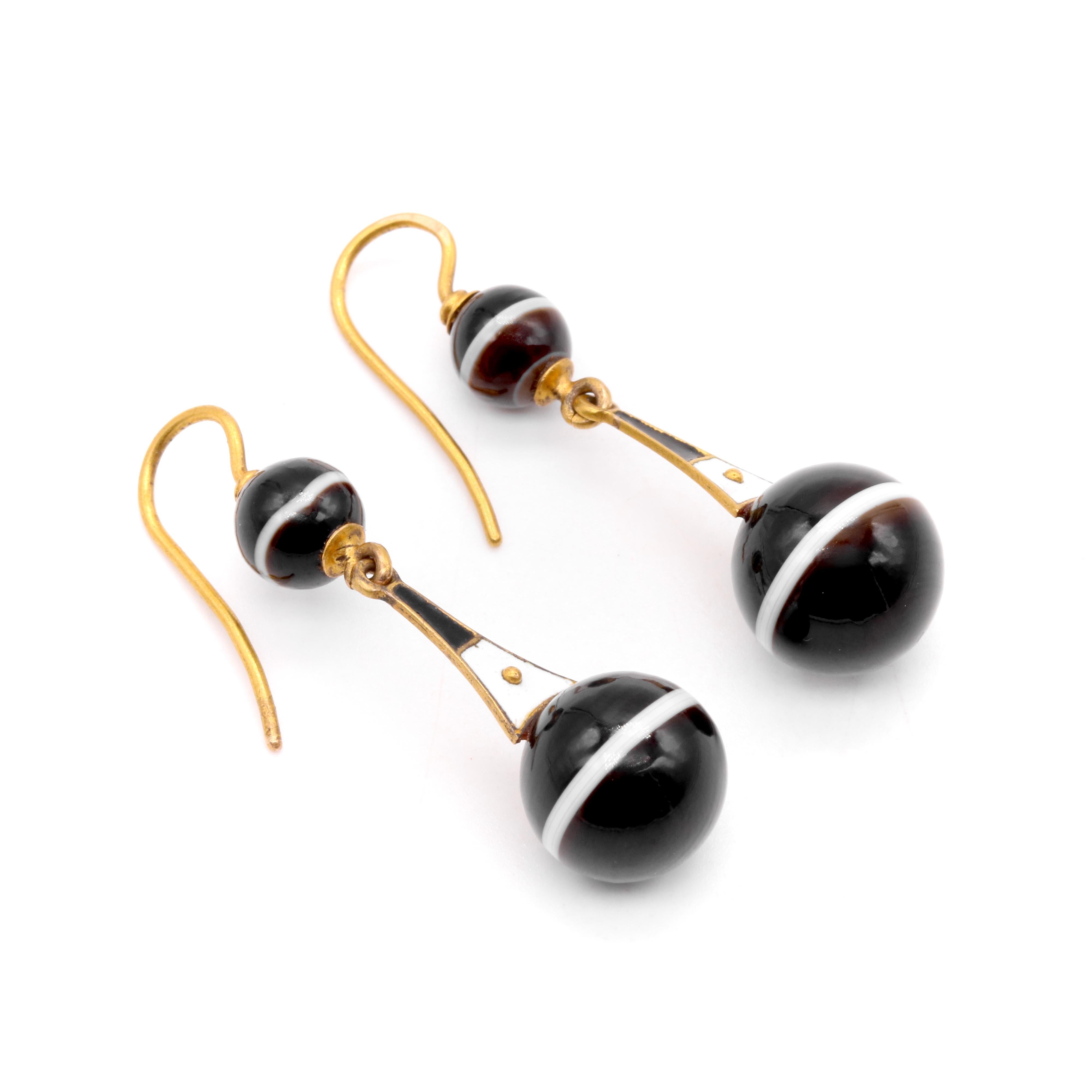 Antique Victorian 18K Yellow Gold Banded Agate & Black and White Enamel Earrings For Sale 1