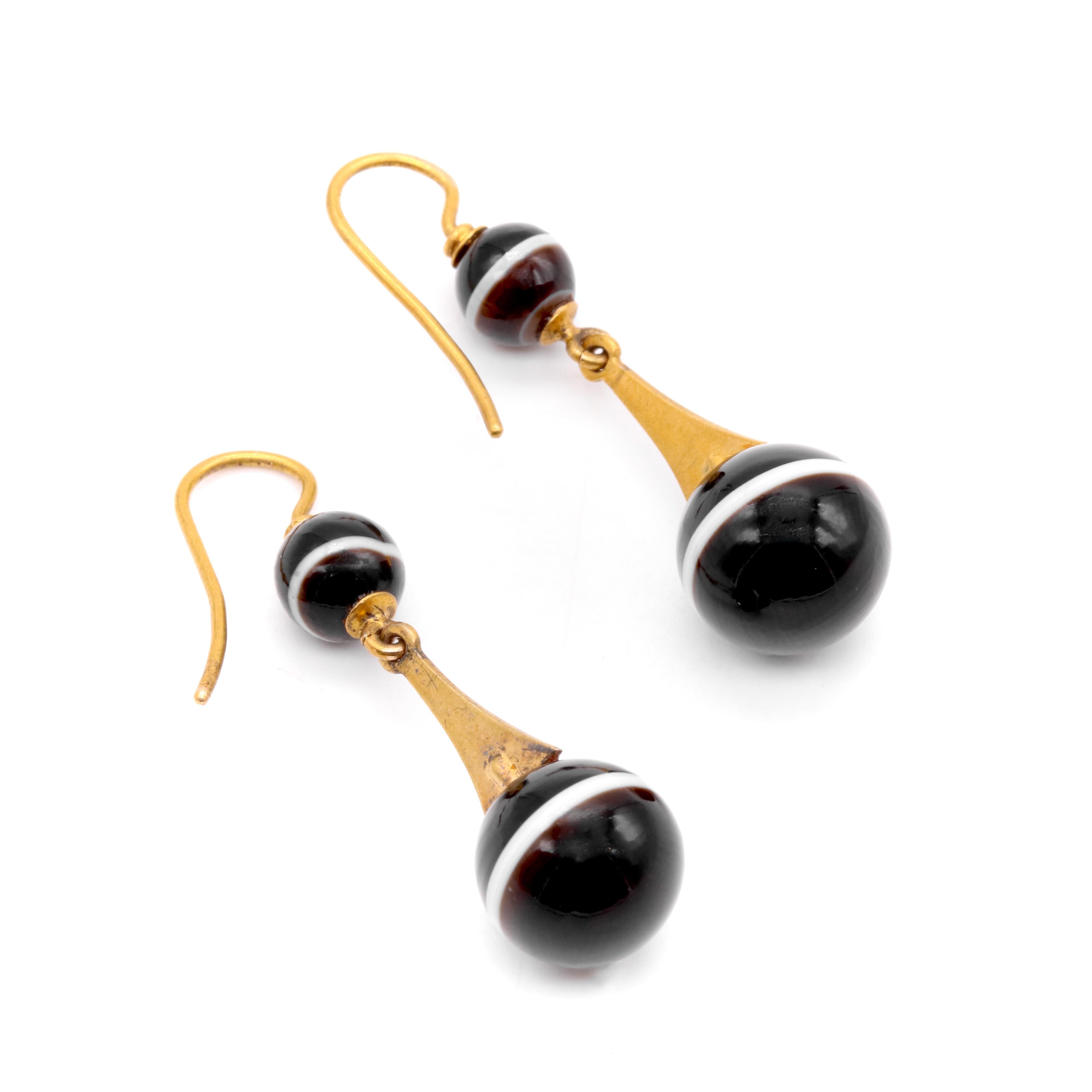Antique Victorian 18K Yellow Gold Banded Agate & Black and White Enamel Earrings For Sale 2