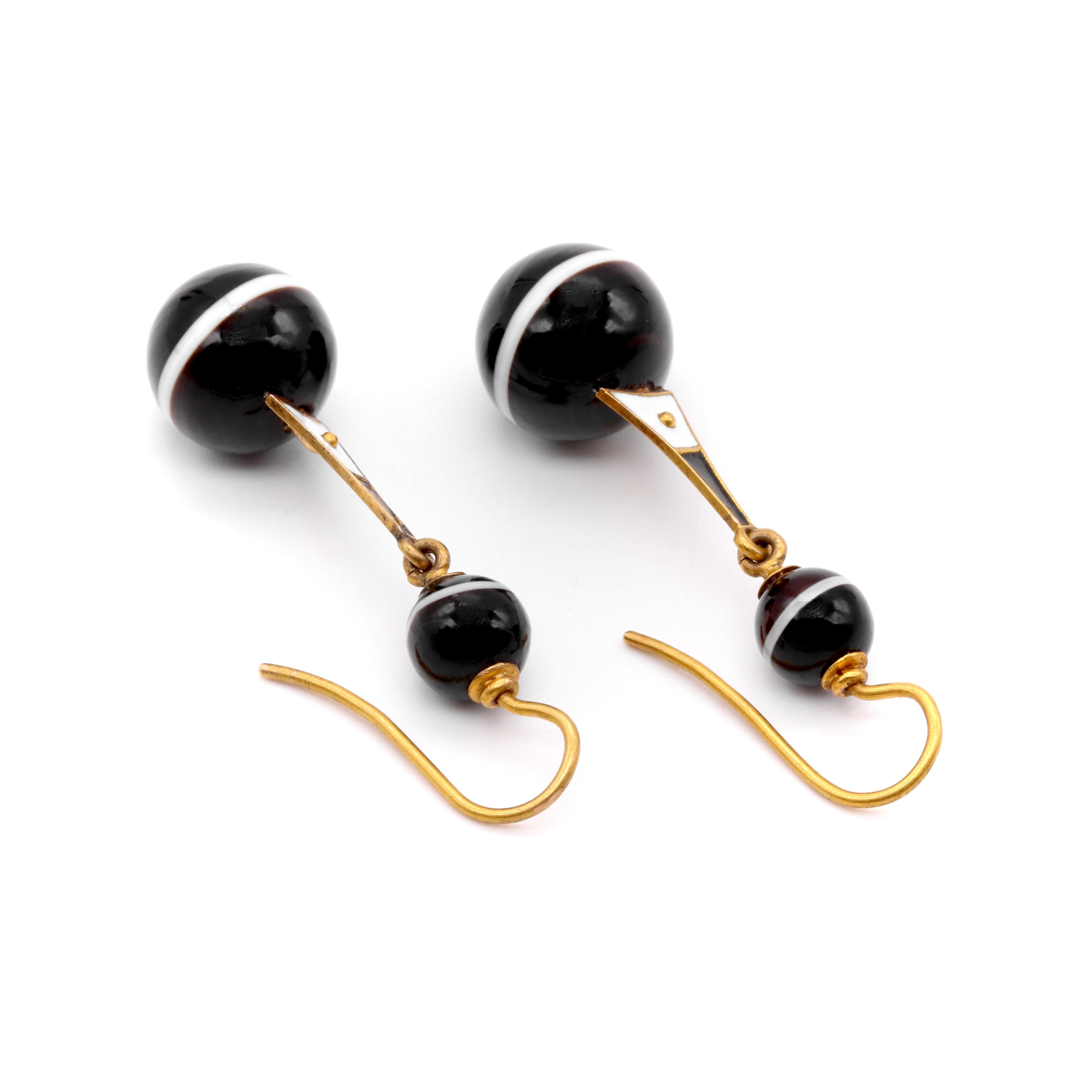 Antique Victorian 18K Yellow Gold Banded Agate & Black and White Enamel Earrings For Sale 3