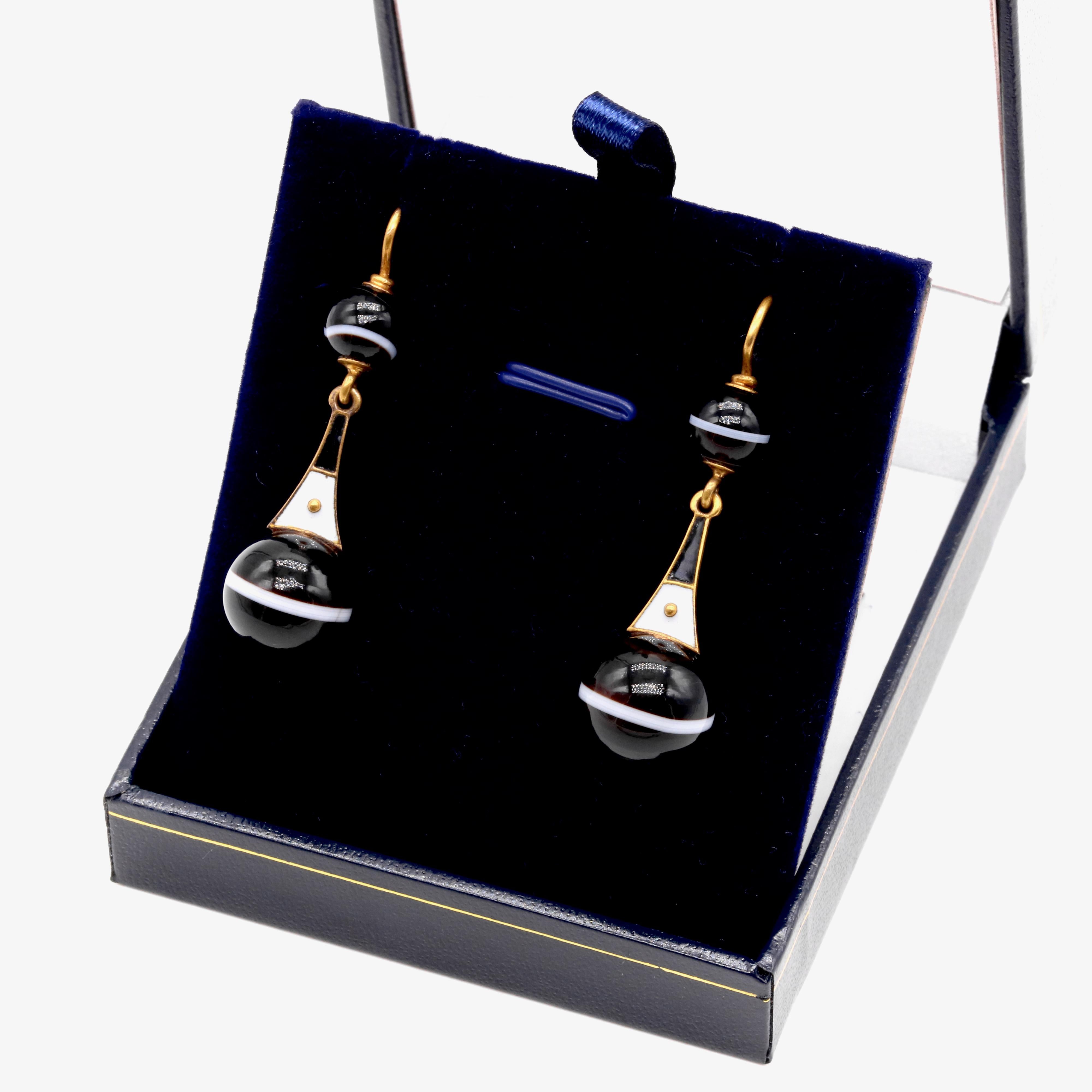 Antique Victorian 18K Yellow Gold Banded Agate & Black and White Enamel Earrings For Sale 4