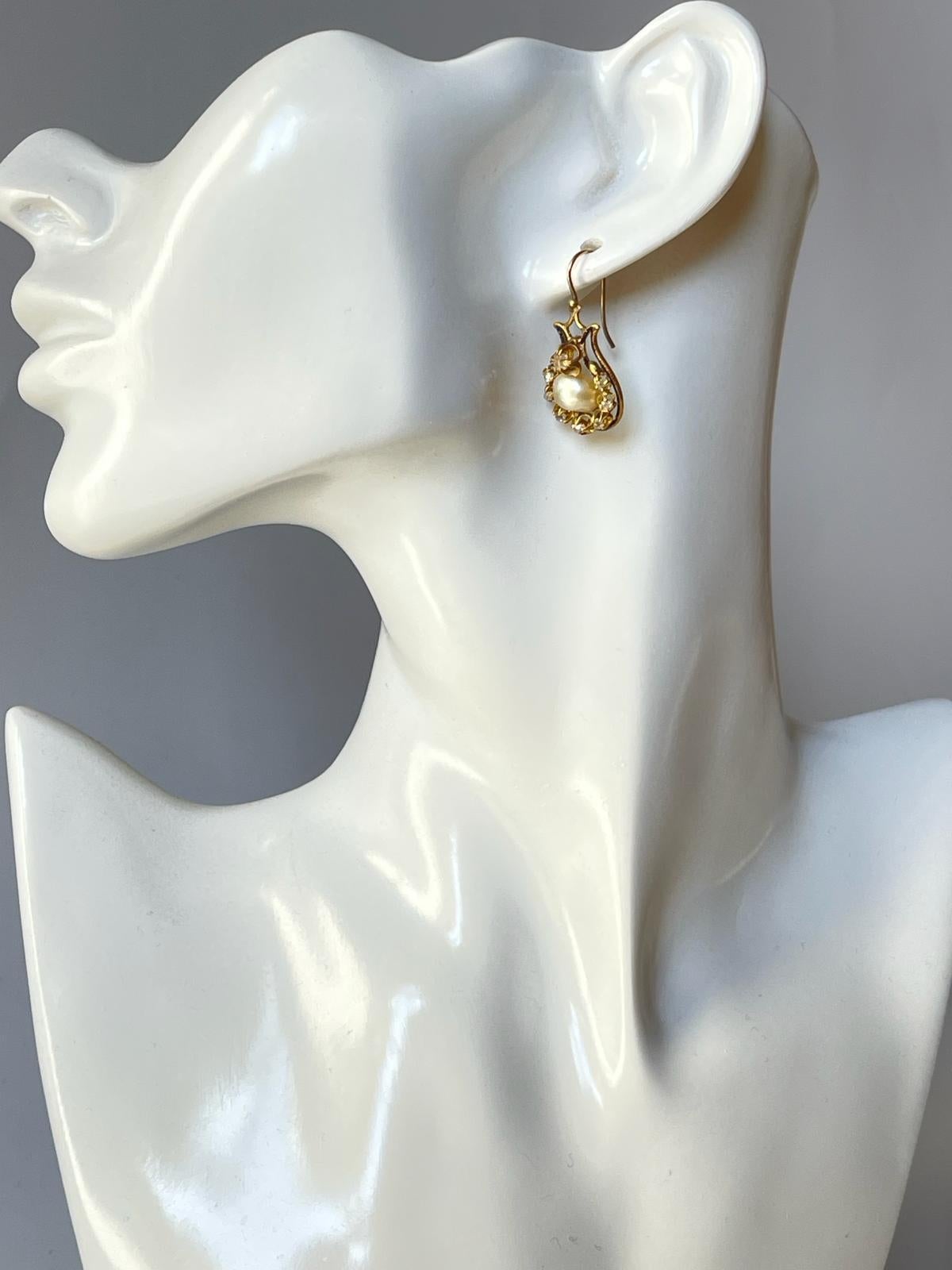 Antike viktorianische Ohrringe aus 18 Karat Gelbgold mit schwarz emaillierter natürlicher Perle, um 1880 (Kissenschliff) im Angebot