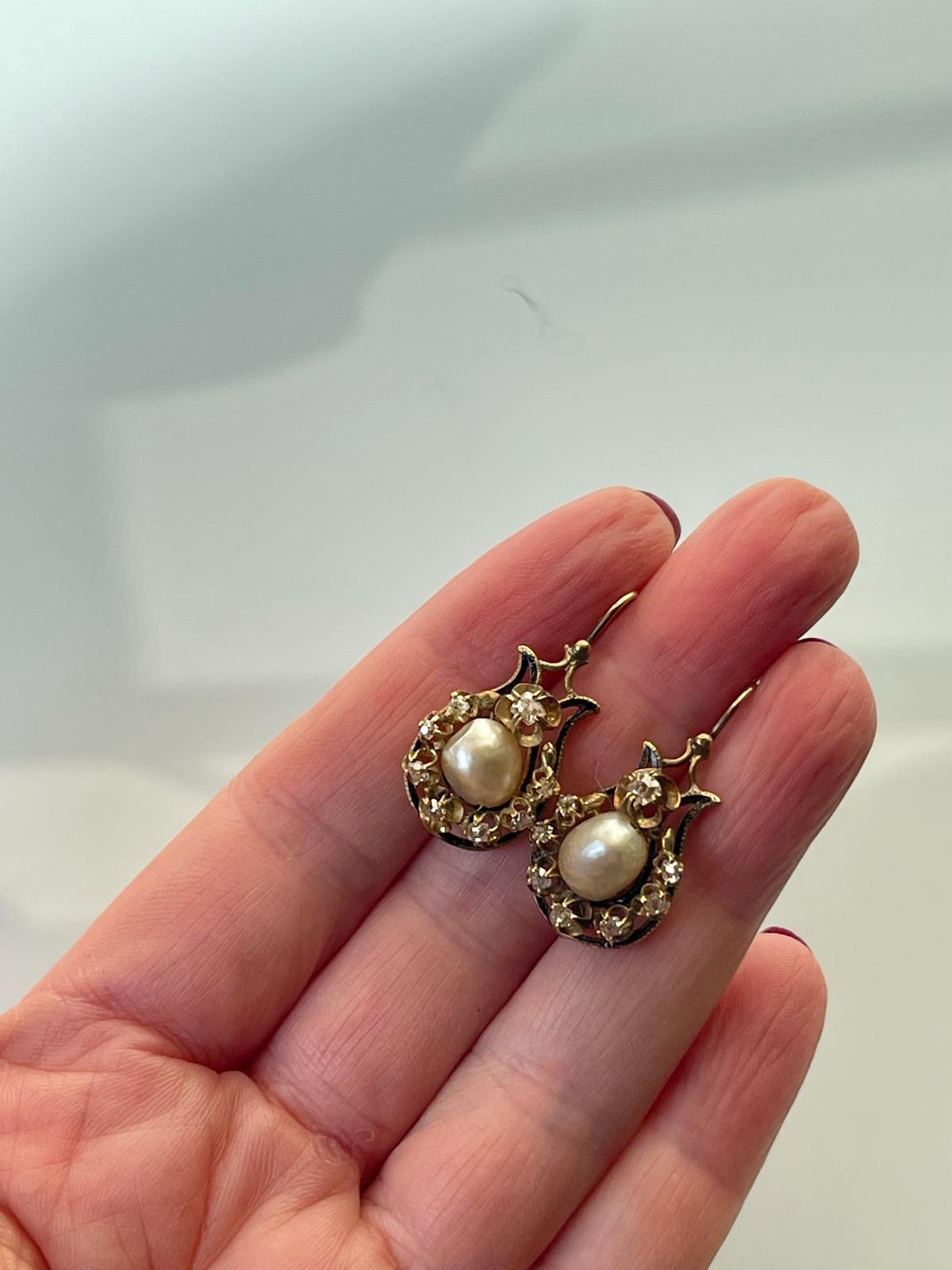 Antike viktorianische Ohrringe aus 18 Karat Gelbgold mit schwarz emaillierter natürlicher Perle, um 1880 im Zustand „Gut“ im Angebot in Firenze, IT