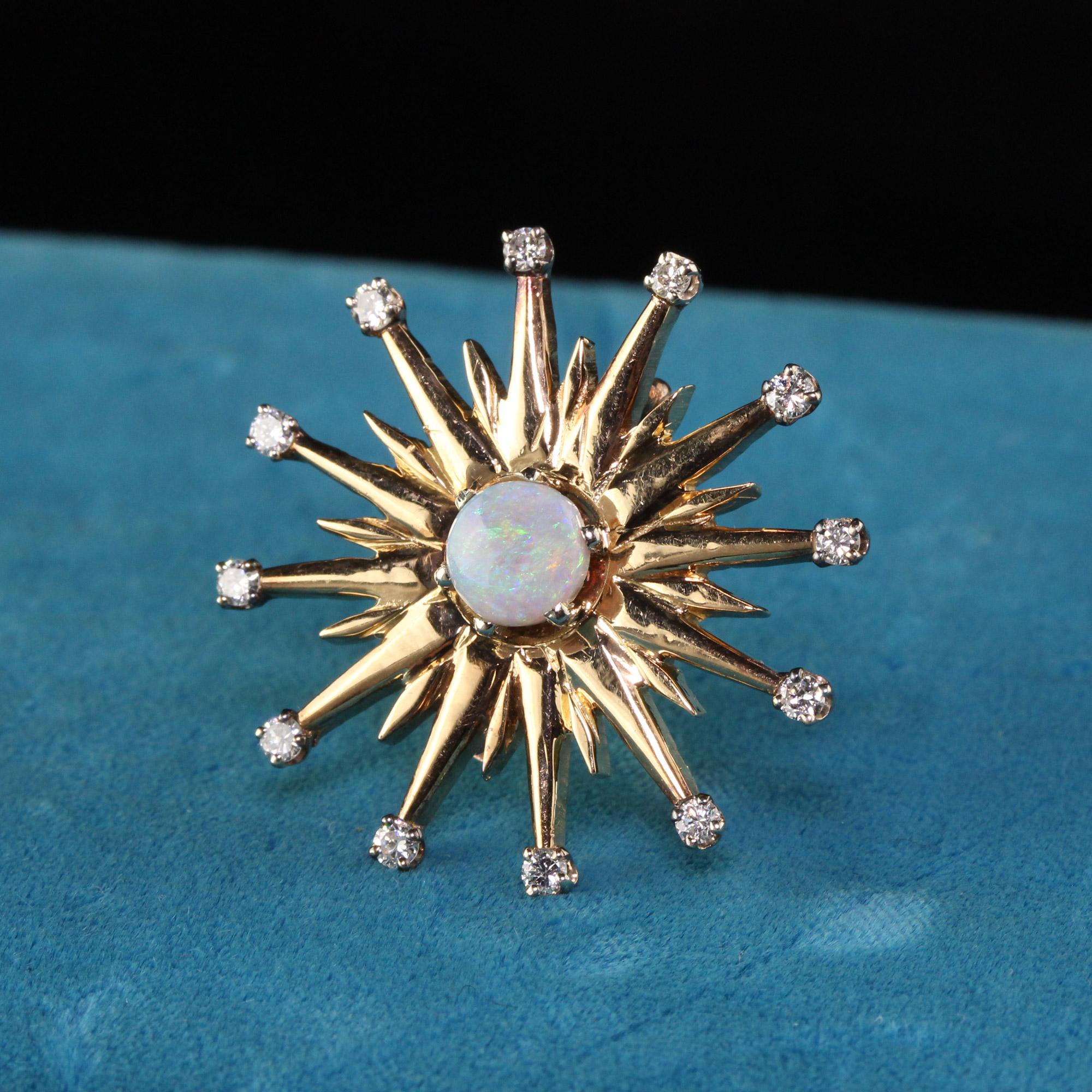 Gorgeous Vintage 18K Gelbgold Schwarz Opal und Diamant Star Burst Pin-Anhänger. Dieses wunderschöne Stück aus schwarzem Opal kann entweder als Brosche oder als Anhänger getragen werden. Er besteht aus 12 kleineren Diamanten und einem wunderschönen
