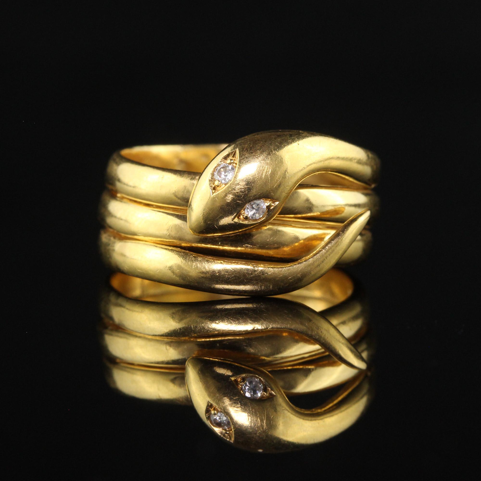 Taille ronde Ancienne bague victorienne en or jaune 18 carats avec serpent enroulé et diamants en vente