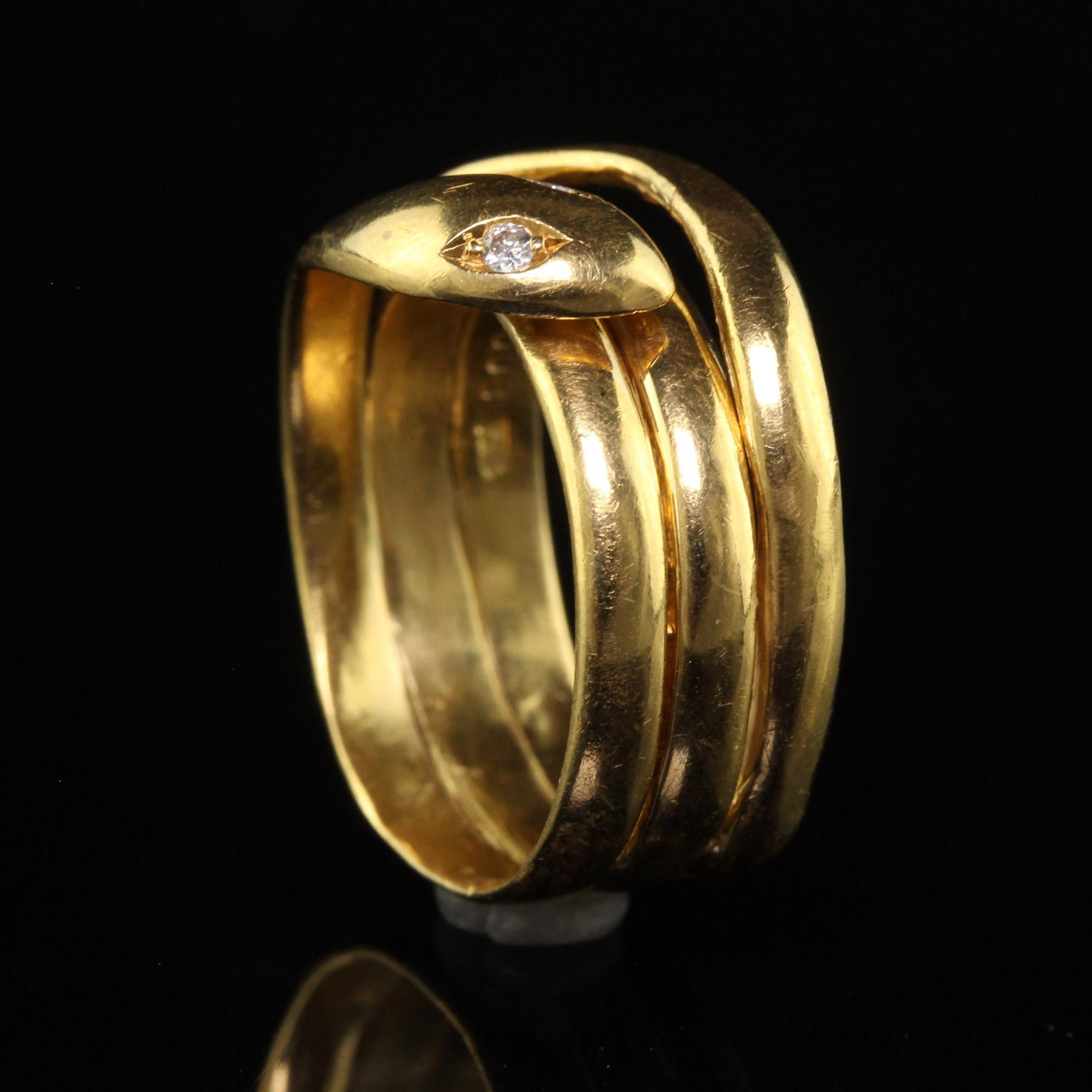 Ancienne bague victorienne en or jaune 18 carats avec serpent enroulé et diamants en vente 1