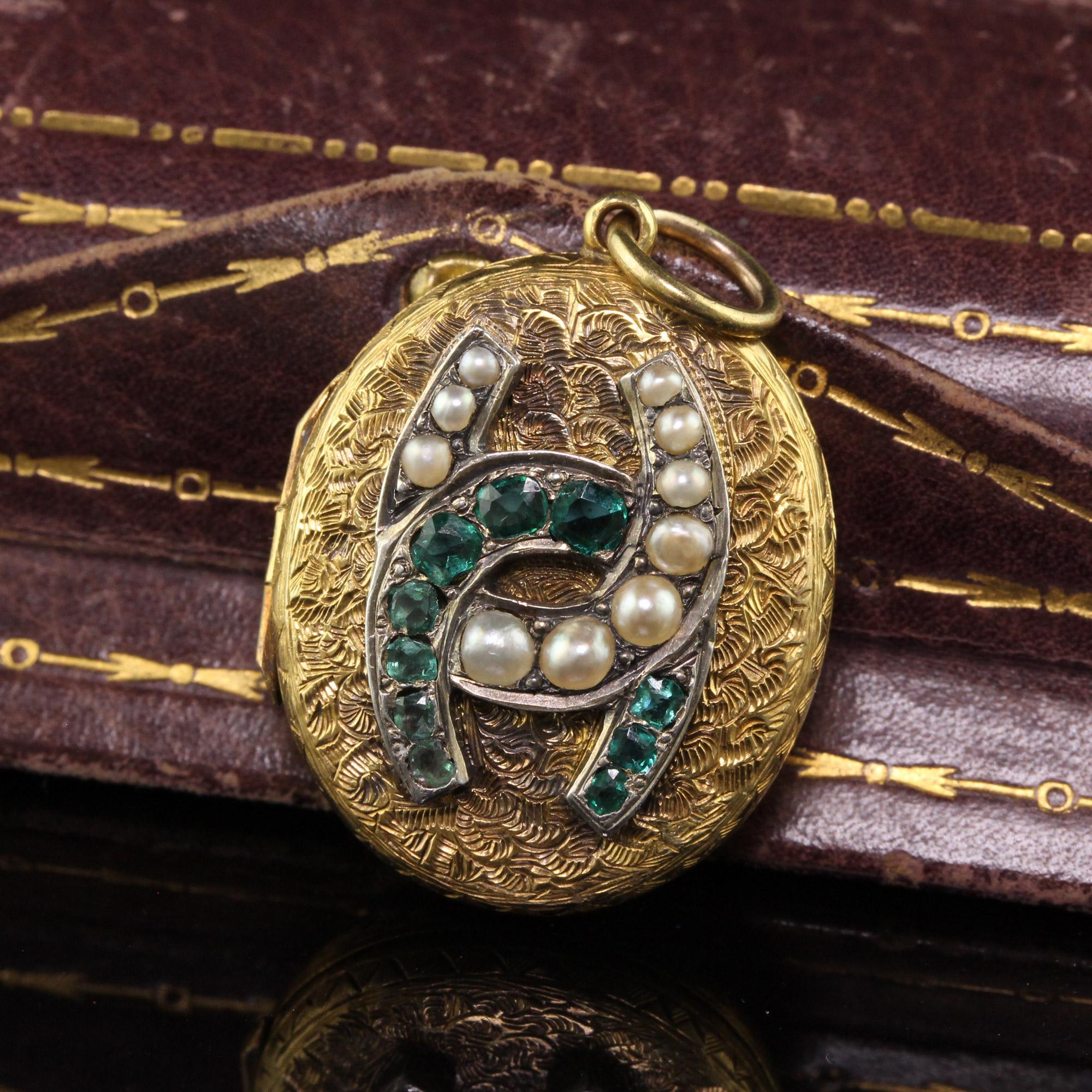 Taille ronde Antique médaillon victorien en or jaune 18 carats avec deux fers à cheval en vente