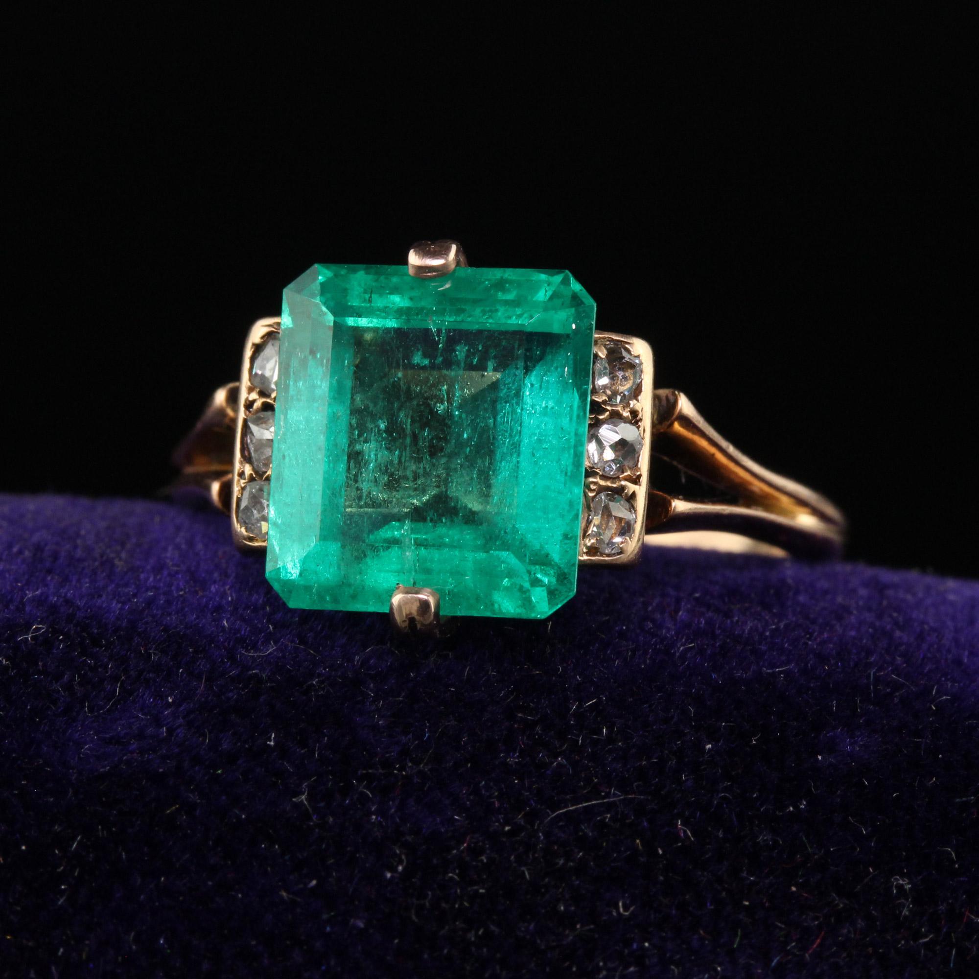 Schöne antike viktorianische 18K Gelbgold Smaragd und Diamant Verlobungsring - GIA. Dieser unglaubliche Verlobungsring ist aus 18 Karat Roségold gefertigt. In der Mitte befindet sich ein wunderschöner natürlicher grüner kolumbianischer Smaragd, der