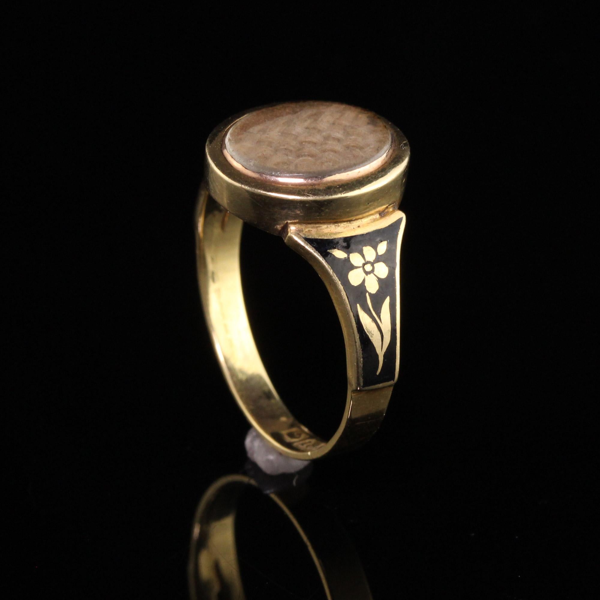 Antique Victorian 18K Yellow Gold Enamel Hair Mourning Ring In Good Condition For Sale In Great Neck, NY