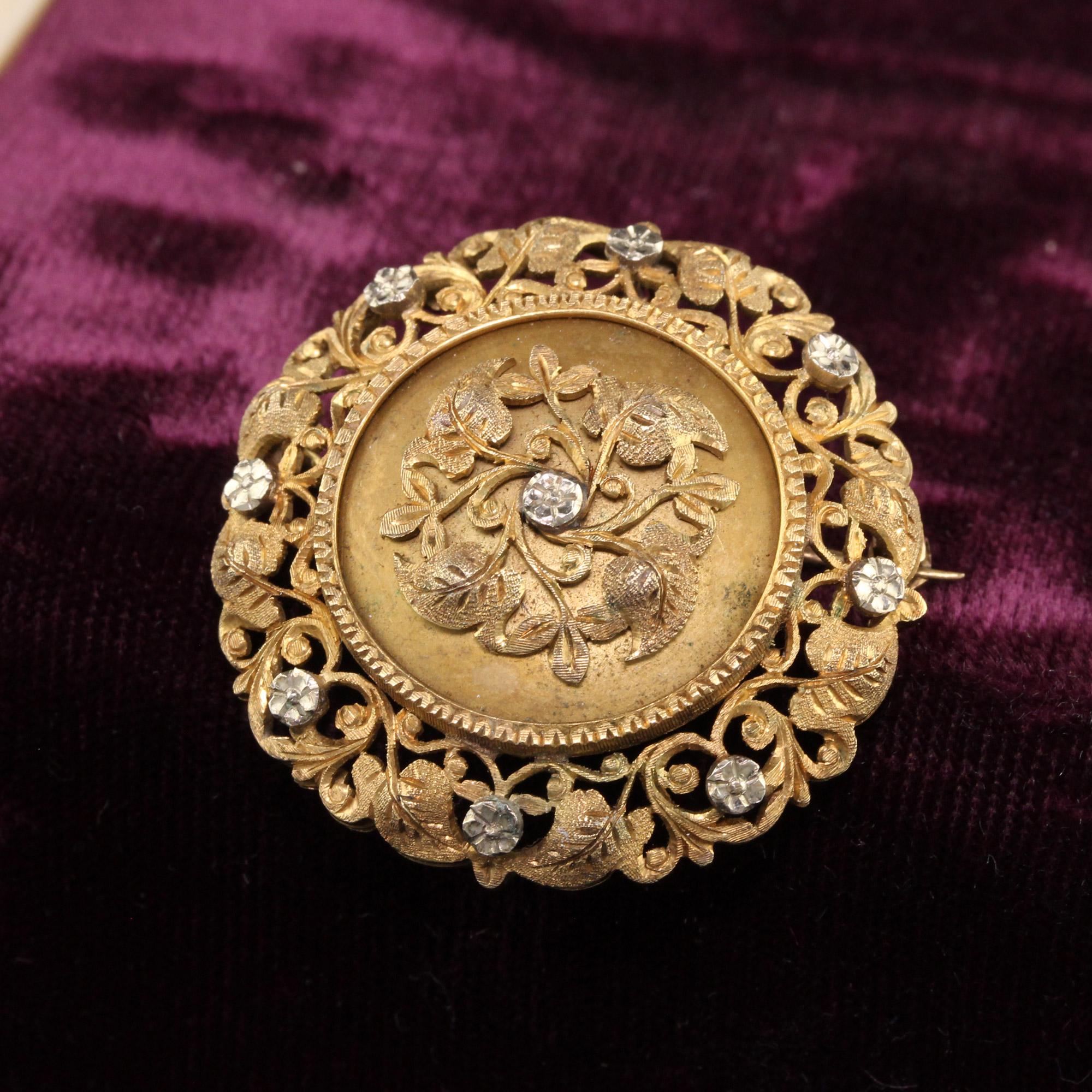 Schöne antike viktorianische 18K Gelbgold graviert Filigran Floral Pin und Anhänger. Diese schöne Anstecknadel mit Anhänger hat makellose Gravuren und filigrane Arbeiten auf dem ganzen Stück.

Artikel #P0133

Metall: 18K Gelbgold

Gewicht: 12,8
