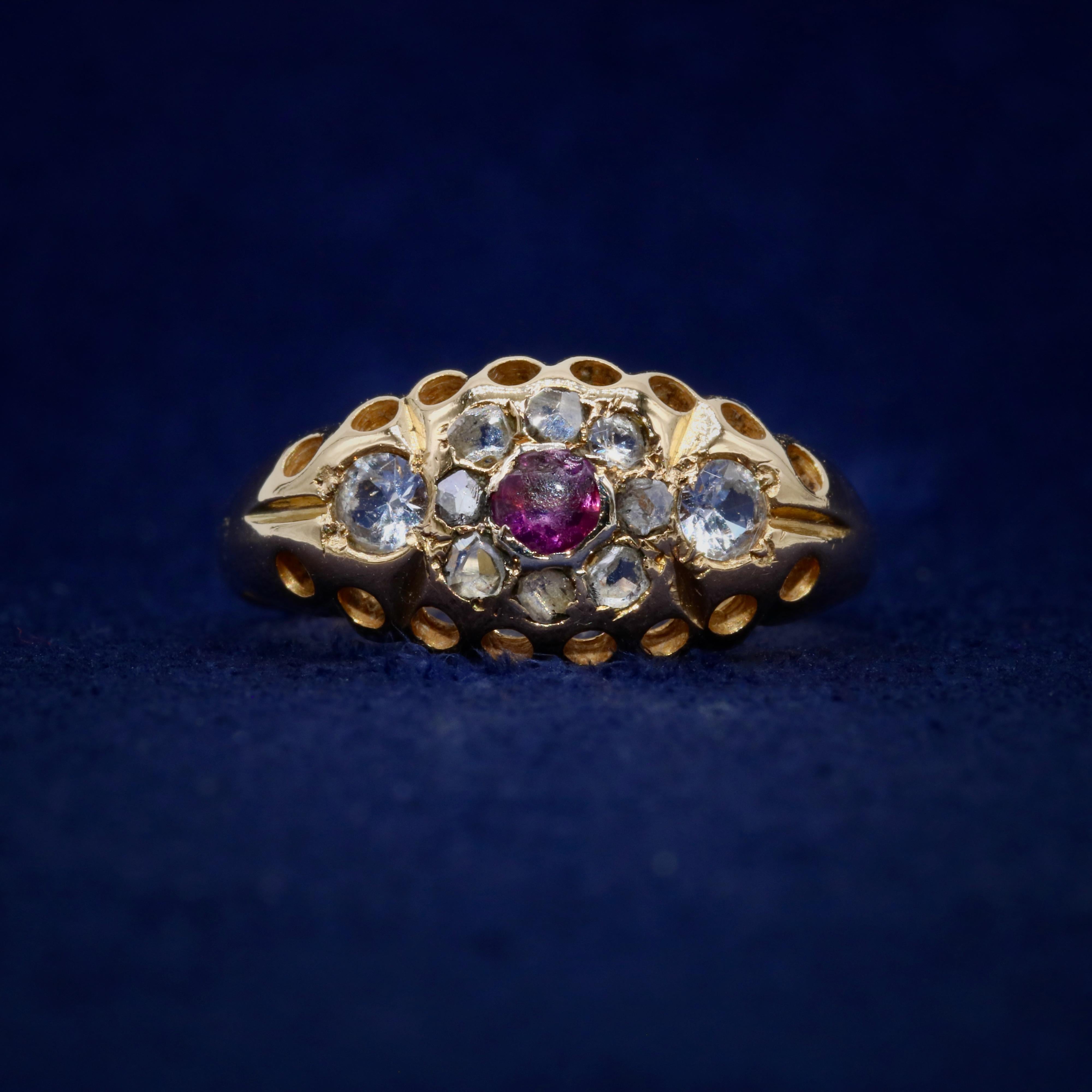 Victorien Ancienne bague victorienne en or jaune 18K avec grenat, diamant et cristal de roche en vente