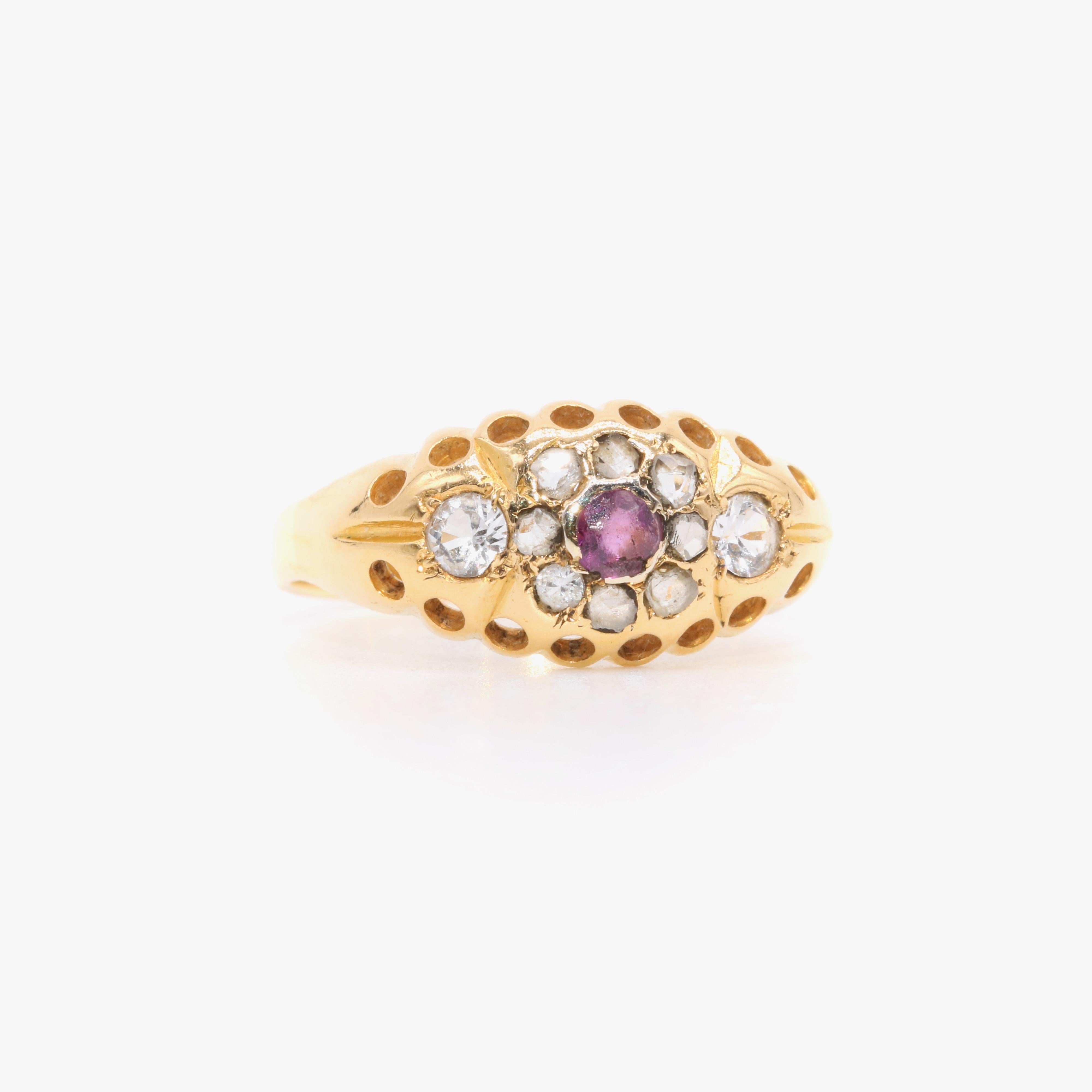 Taille ronde Ancienne bague victorienne en or jaune 18K avec grenat, diamant et cristal de roche en vente